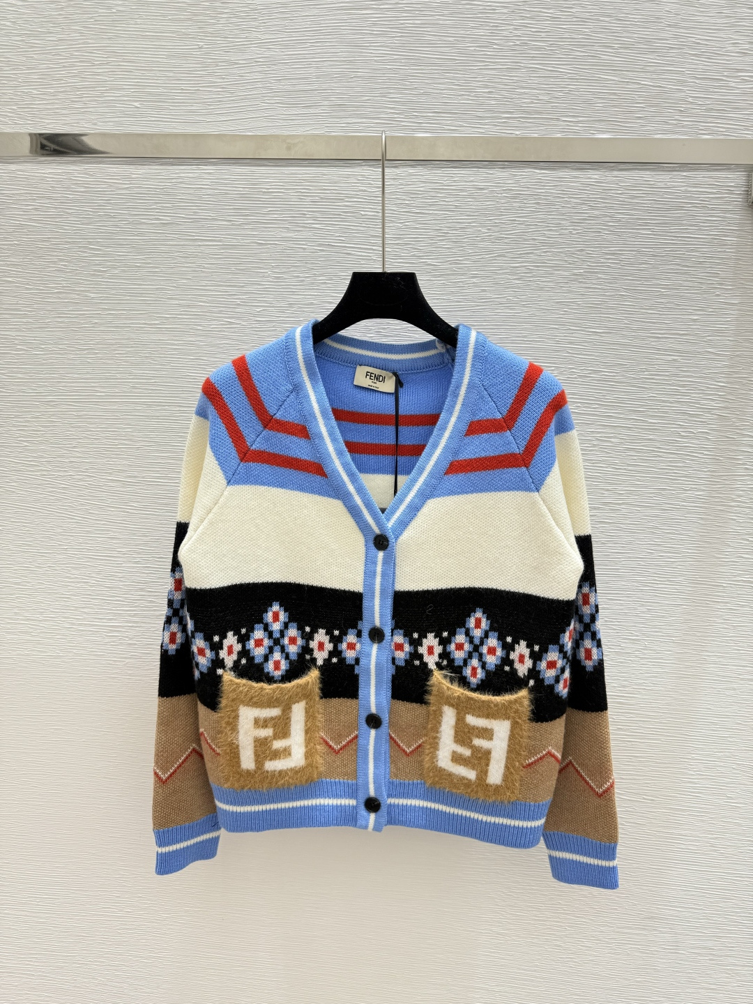 NO:475167,F Home Early Autumn New Contrast Striped V-neck Knitted Long Sleeve Cardigan Color Blue Size 36.38.40, Fendi, Alexander Wang19860909F家 早秋新款 撞色条纹V领针织长袖开衫 颜色蓝色 尺码36.38.40,,fendi,alexander wang,Women's clothing