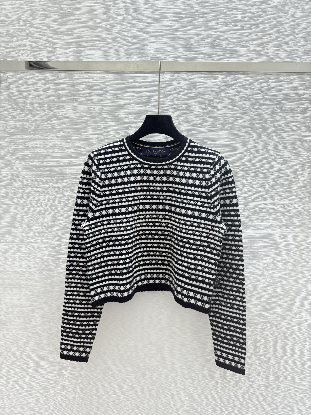 NO:475136,L Home Early Autumn New Style Contrast Striped Round Neck Knitted Long Sleeve Color Black Size 36.38.40, Louis vuitton,alexander wang19860909L家 早秋新款 撞色条纹圆领针织长袖 颜色黑色 尺码36.38.40,,louis vuitton,alexander wang,Women's clothing