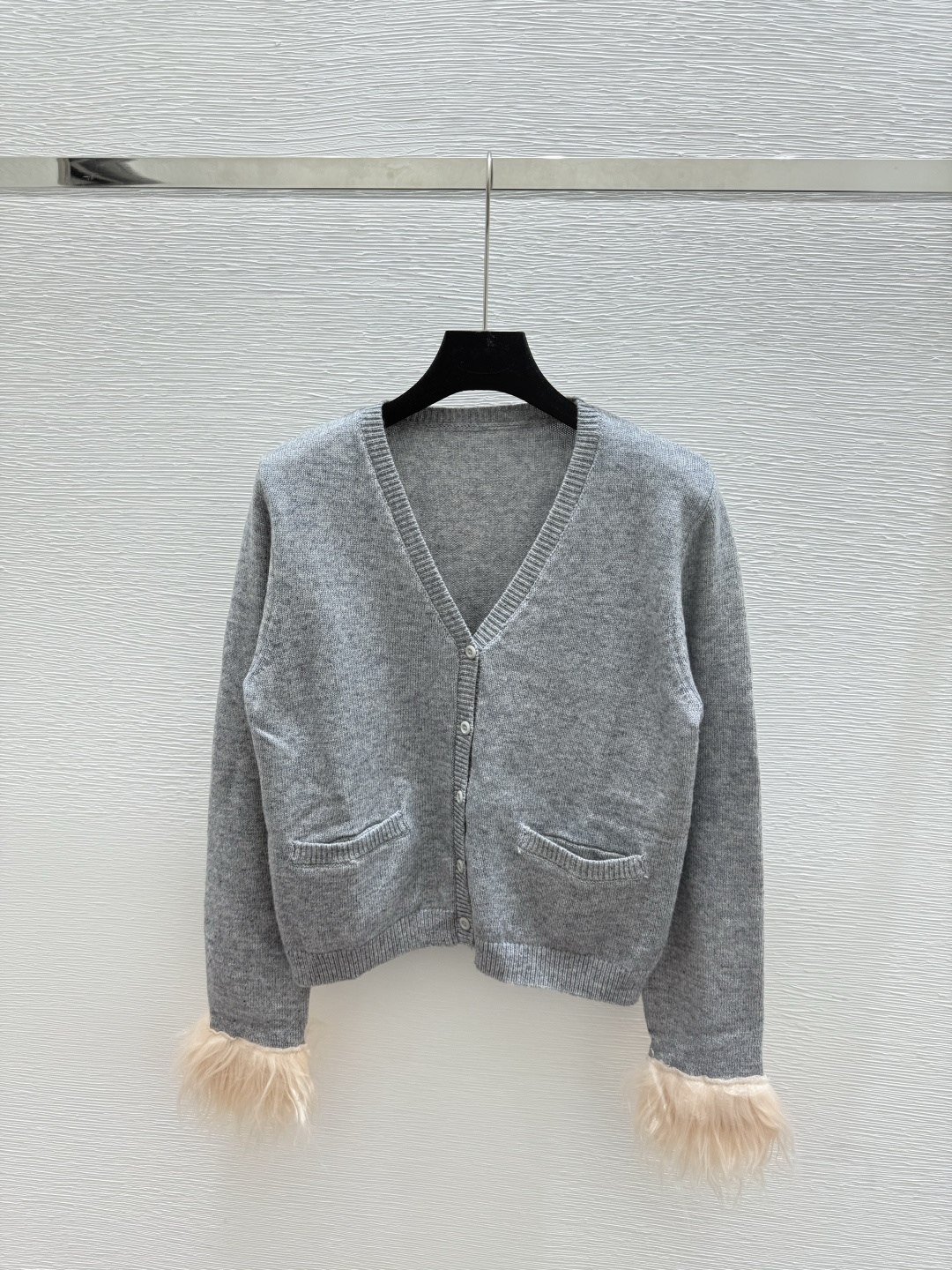 NO:475131,P home, early autumn new style, solid color feathered V-neck knitted long-sleeved cardigan, color gray, size 36.38.40,,alexander wang19860909P家 早秋新款 纯色羽饰V领针织长袖开衫 颜色灰色 尺码36.38.40,,alexander wang,Women's clothing