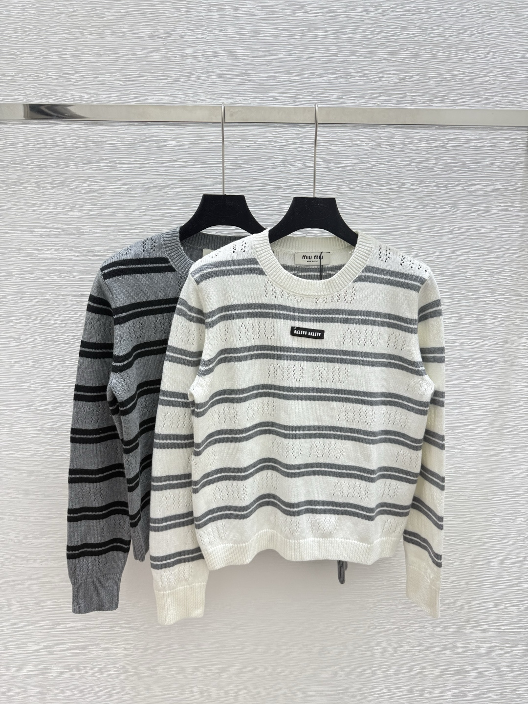 NO:475129,M Home Early Autumn New Style Contrast Striped Hollow Round Collar Knit Long Sleeve Color White Gray Size 36.38.40,,alexander wang19860909M家 早秋新款 撞色条纹镂空圆领针织长袖 颜色白色 灰色 尺码36.38.40,,alexander wang,Women's clothing