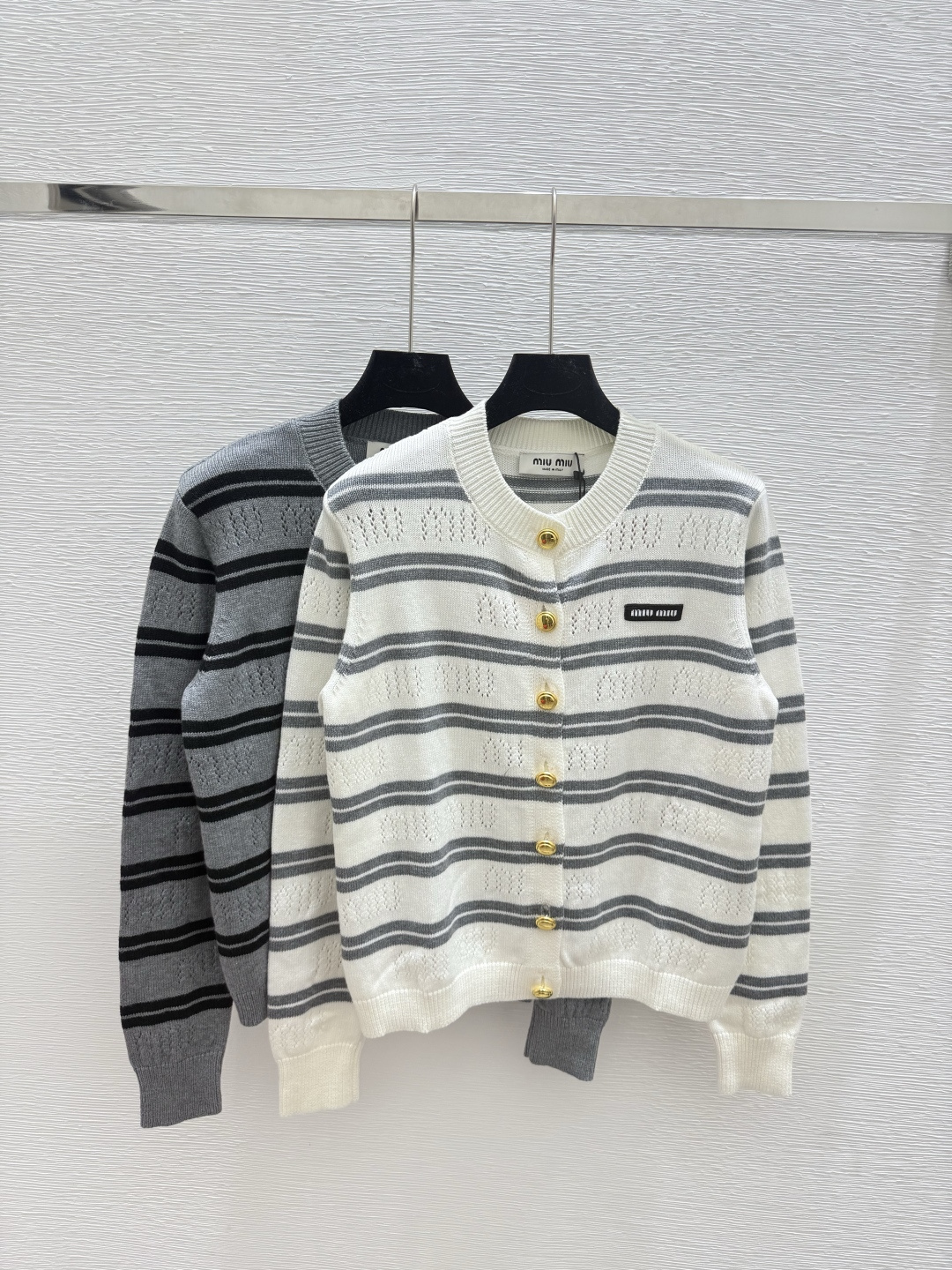 NO:475126,M Home Early Autumn New Contrast Stripe Hollow Knitted Long Sleeve Cardigan Color White Gray Size 36.38.40,,alexander wang19860909M家 早秋新款 撞色条纹镂空针织长袖开衫 颜色白色 灰色 尺码36.38.40,,alexander wang,Women's clothing