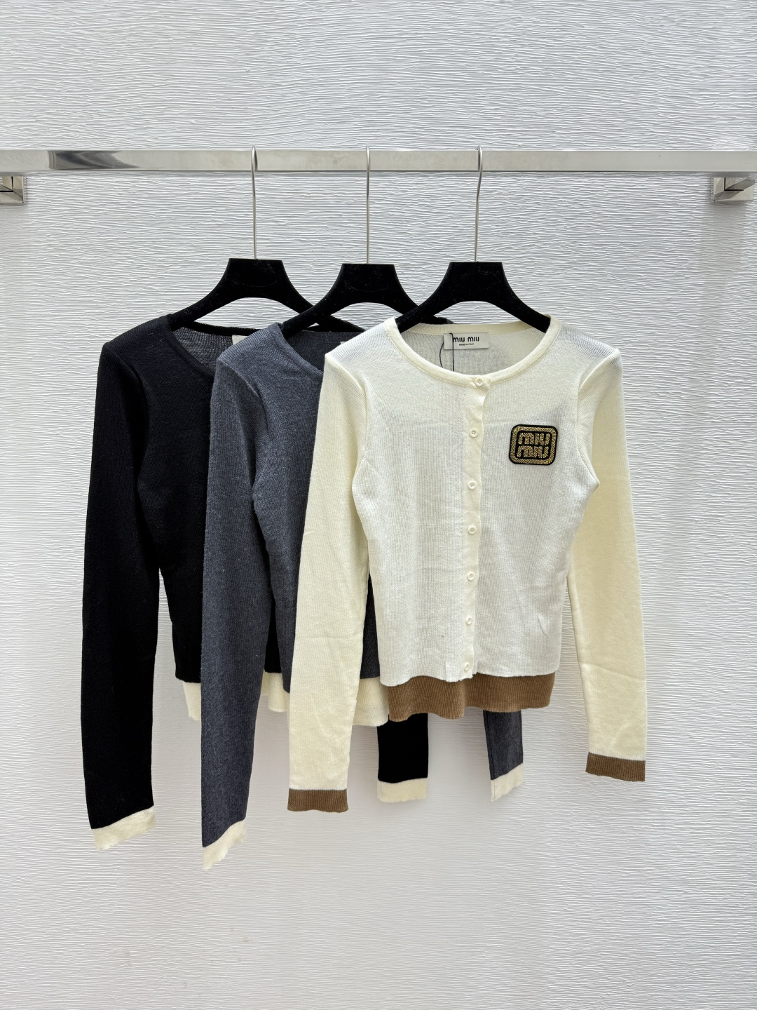 NO:475116,M Home Early Autumn New Color Batch Fake Two-Piece Knitted Long Sleeve Cardigan Color White Gray Black Size 36.38.40,,alexander wang19860909M家 早秋新款 拼色假两件针织长袖开衫 颜色白色 灰色 黑色 尺码36.38.40,,alexander wang,Women's clothing