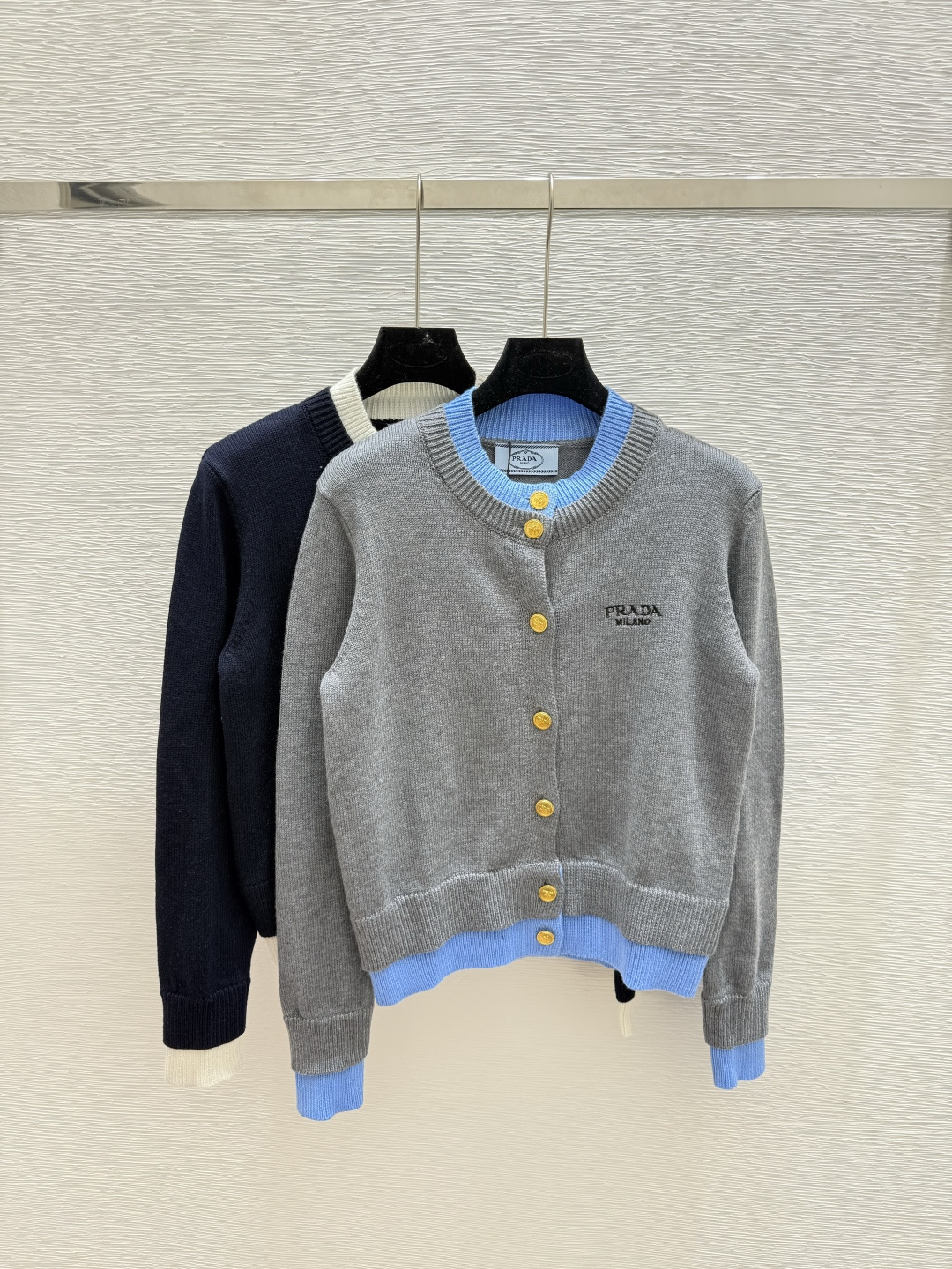 NO:478499,P home, early autumn new style, color-blocking fake two-piece knitted long-sleeved cardigan, color gray, royal blue, size 36.38.40,,alexander wang19860909P家 早秋新款 拼色假两件针织长袖开衫 颜色灰色 宝蓝 尺码36.38.40,,alexander wang,Women's clothing