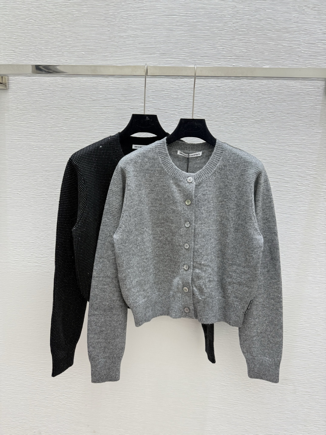 NO:478491,AW Home Early Autumn New Style Solid Color Hot Diamond Round Neck Knitted Long Sleeve Cardigan Color Gray Black Size 36.38.40,,alexander wang19860909AW家 早秋新款 纯色烫钻圆领针织长袖开衫 颜色灰色 黑色 尺码36.38.40,,alexander wang,Women's clothing
