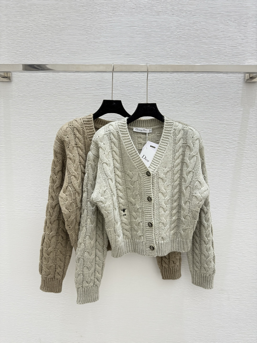 NO:479890,D Home Early Autumn New Style Solid Color Simple V-neck Knitted Long Sleeve Cardigan Color Gray Oat Size 36.38.40, Alexander wang19860909Ｄ家 早秋新款 纯色简约V领针织长袖开衫 颜色灰色 燕麦 尺码36.38.40,,alexander wang,Women's clothing