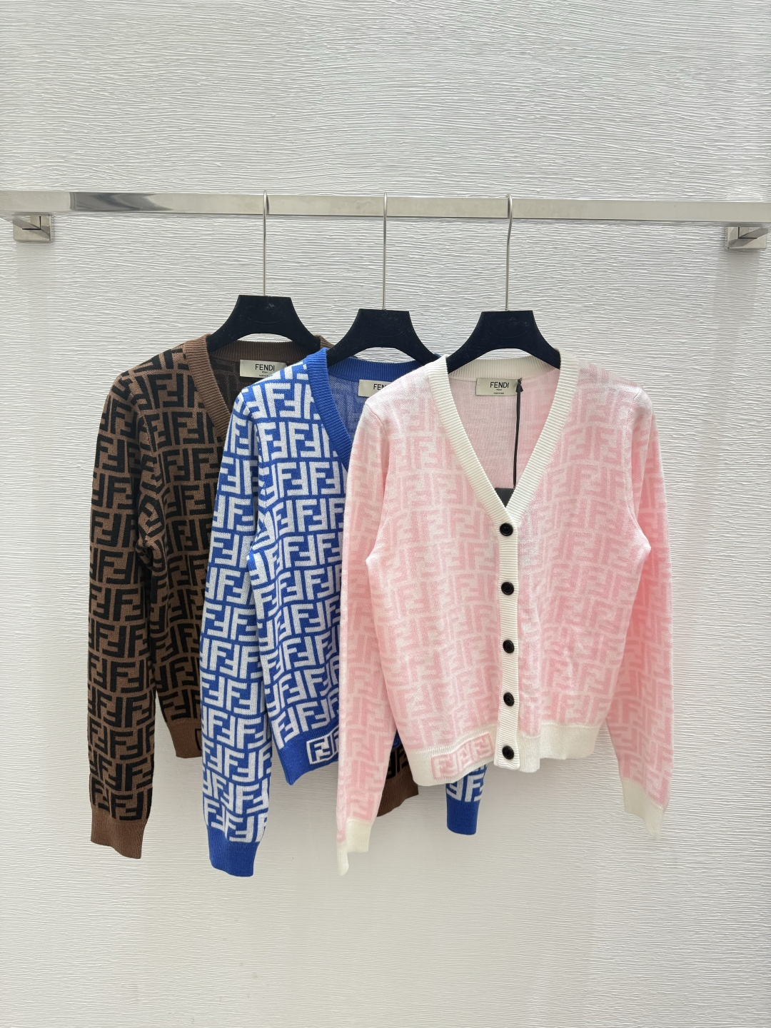 NO:479858,F Home Early Autumn New Style Old Flower Letter V-neck Knitted Long Sleeve Cardigan Color Pink Blue Coffee Size 36.38.40, Fendi,alexander wang19860909F家 早秋新款 老花字母V领针织长袖开衫 颜色粉色 蓝色 咖啡 尺码36.38.40,,fendi,alexander wang,Women's clothing