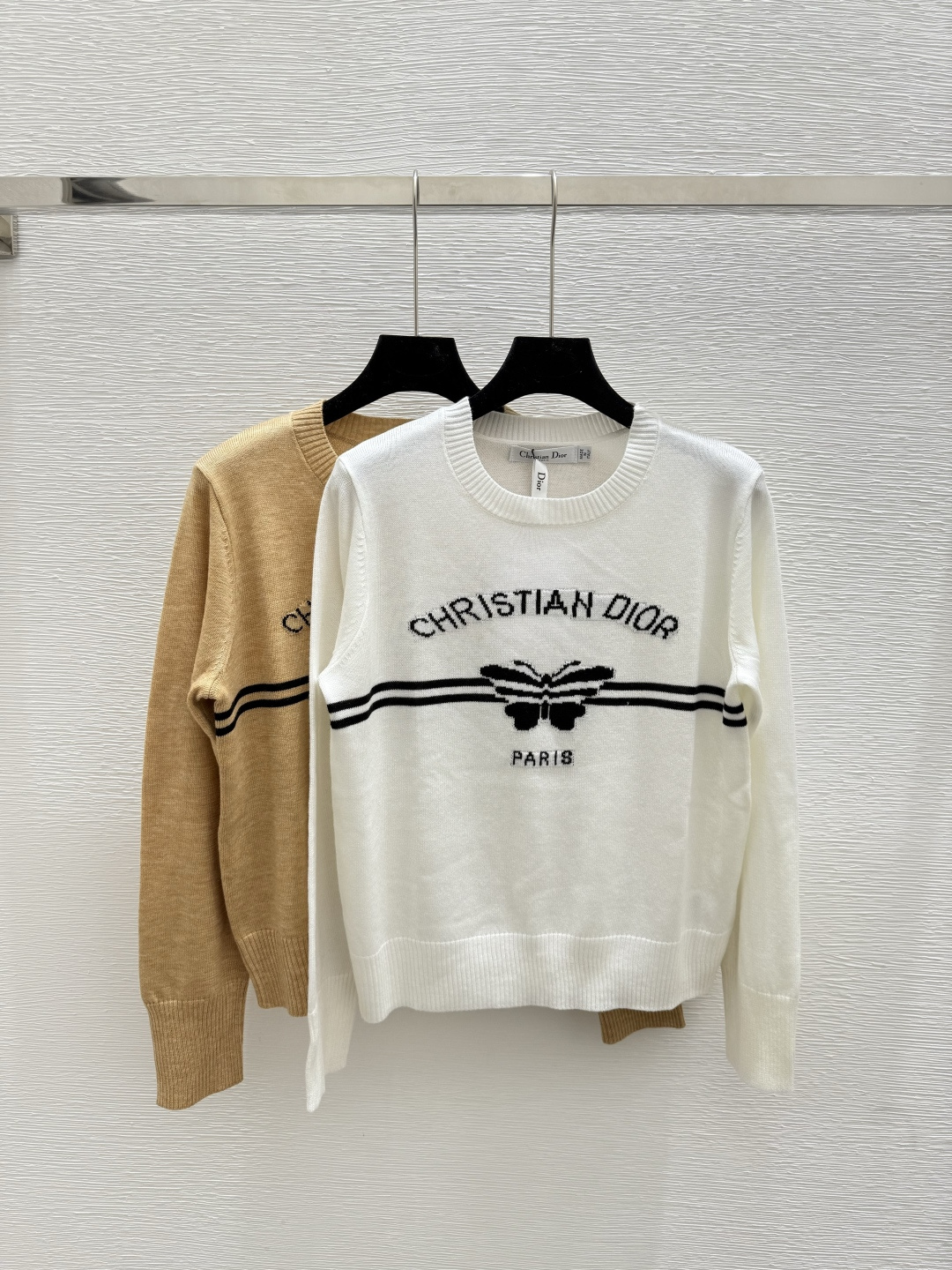 NO:479964,D Home Early Autumn New Butterfly Letter Jacquard Round Neck Knitted Long Sleeve Color White Khaki Size 36.38.40, Dior, Alexander wang19860909D家 早秋新款 蝴蝶字母提花圆领针织长袖 颜色白色 卡其 尺码36.38.40,,dior,alexander wang,Women's clothing