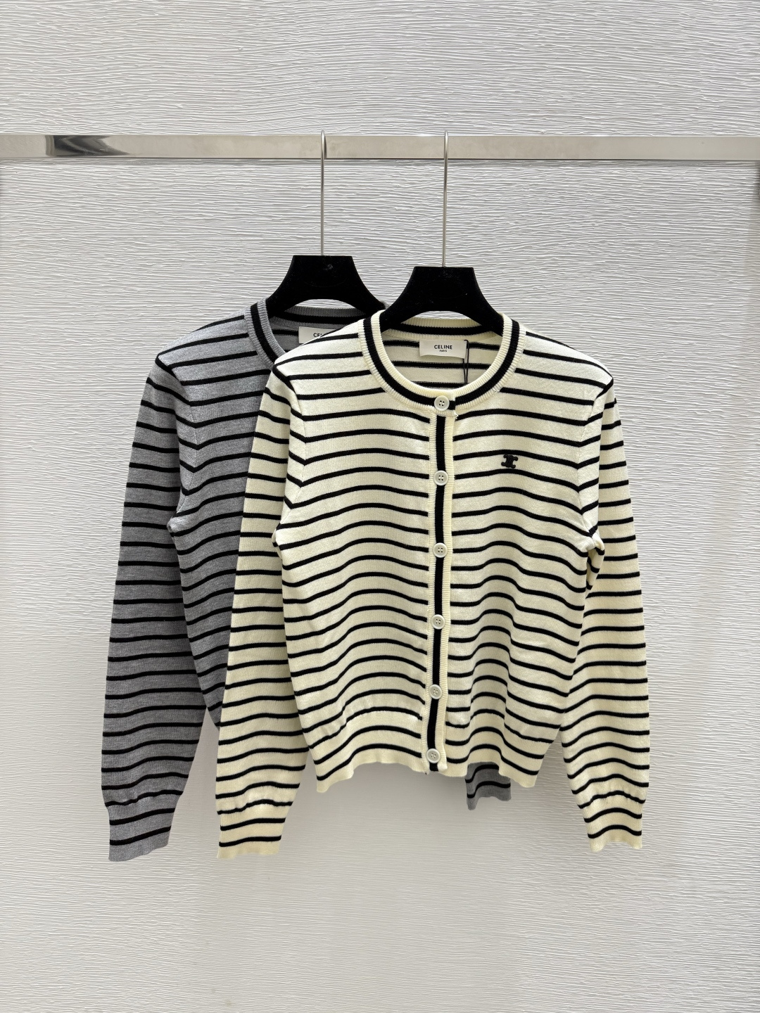 NO:481325,CE Home Early Autumn New Contrast Striped Round Neck Knitted Long Sleeve Cardigan Color White Gray Size 36.38.40,,alexander wang19860909CE家 早秋新款 撞色条纹圆领针织长袖开衫 颜色白色 灰色 尺码36.38.40,,alexander wang,Women's clothing