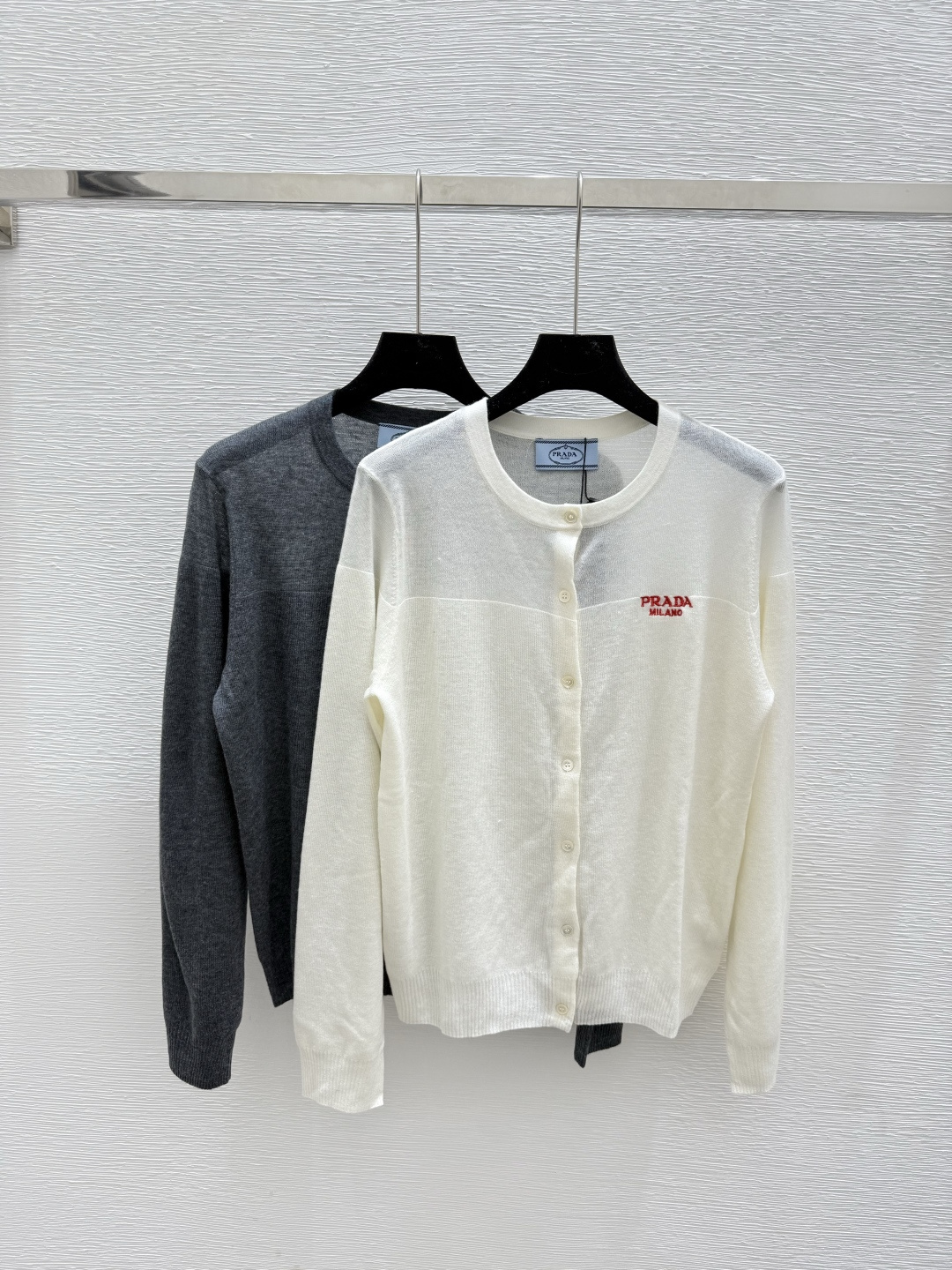 NO:481293,P home, early autumn new style, solid color, simple round neck knitted long-sleeved cardigan, color white, gray, size 36.38.40,,alexander wang19860909P家 早秋新款 纯色简约圆领针织长袖开衫 颜色白色 灰色 尺码36.38.40,,alexander wang,Women's clothing