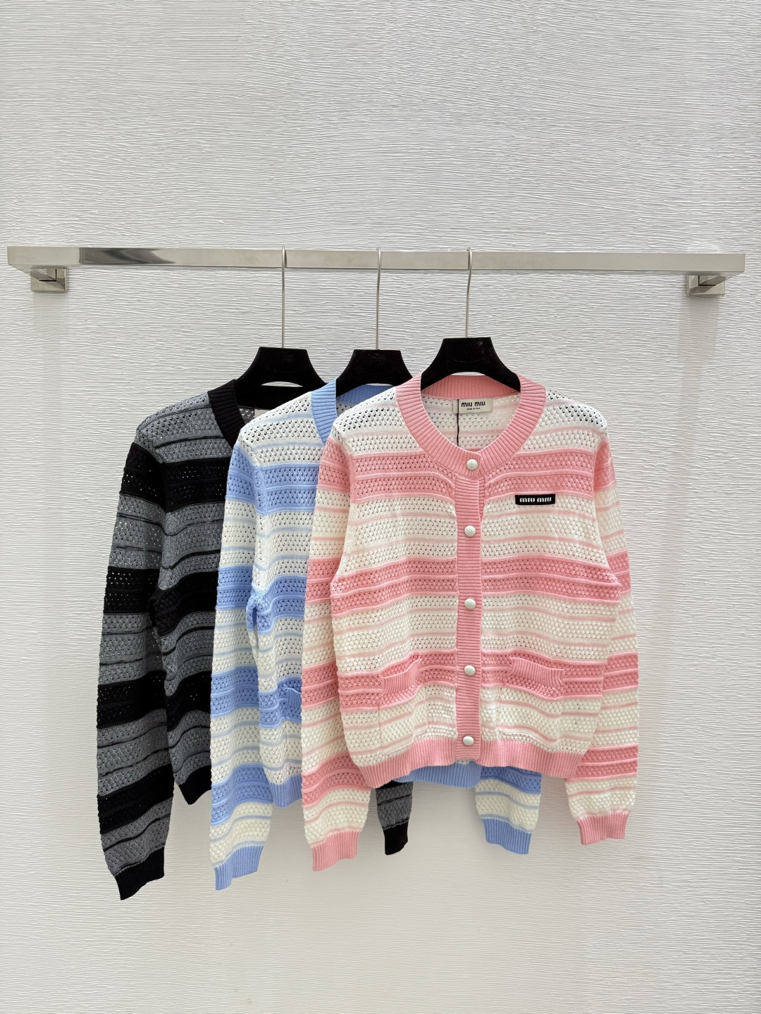NO:486398,M Home Early Autumn New Contrast Striped Hollow Round Neck Knitted Long Sleeve Cardigan Color Pink Blue Black Size 36.38.40,,alexander wang19860909M家 早秋新款 撞色条纹镂空圆领针织长袖开衫 颜色粉色 蓝色 黑色 尺码36.38.40,,alexander wang,Women's clothing