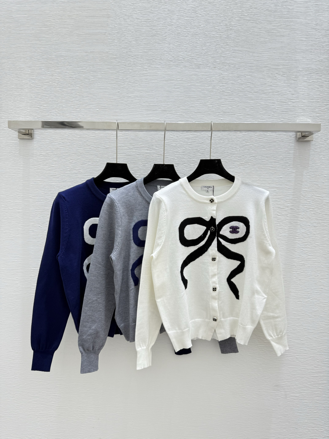 NO:486394,CH Home Early Autumn New Style Jacquard Round Neck Knitted Long Sleeve Cardigan Color White Gray Royal Blue Size 36.38.40,,alexander wang19860909CH家 早秋新款 蝴蝶结提花圆领针织长袖开衫 颜色白色 灰色 宝蓝 尺码36.38.40,,alexander wang,Women's clothing