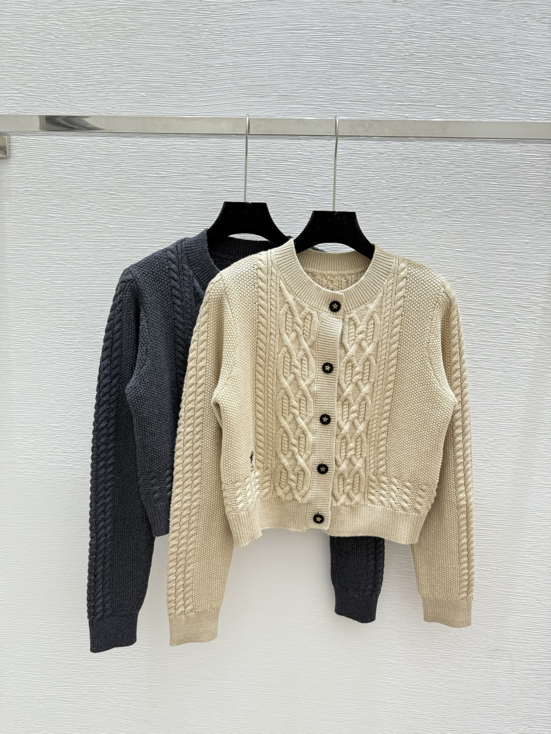 NO:487521,D Home Early Autumn New Three-dimensional Diamond Round Neck Knitted Long Sleeve Cardigan Color Oats Gray Size 36.38.40, Dior, Alexander wang19860909D家 早秋新款 立体菱格圆领针织长袖开衫 颜色燕麦 灰色 尺码36.38.40,,dior,alexander wang,Women's clothing