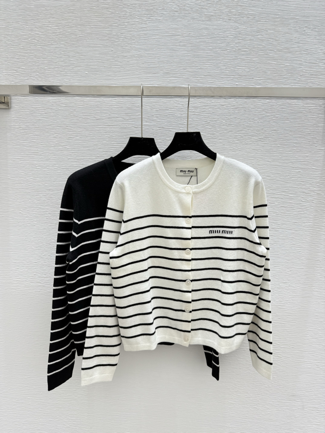NO:487484,M Home Early Autumn New Contrast Striped Round Neck Knitted Long Sleeve Cardigan Color White Black Size 36.38.40, Alexander Wang19860909M家 早秋新款 撞色条纹圆领针织长袖开衫 颜色白色 黑色 尺码36.38.40,,alexander wang,Women's clothing