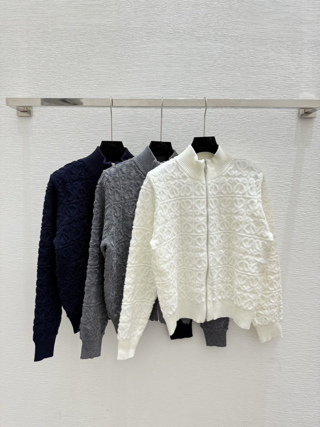 NO:487532,LO Home Early Autumn New Style Old-fashioned Letter Jacquard Trench Neck Knitted Long Sleeve Cardigan Color White Gray Royal Blue Size 36.38.40,,alexander wang19860909LO家 早秋新款 老花字母提花高领针织长袖开衫 颜色白色 灰色 宝蓝 尺码36.38.40,,alexander wang,Women's clothing