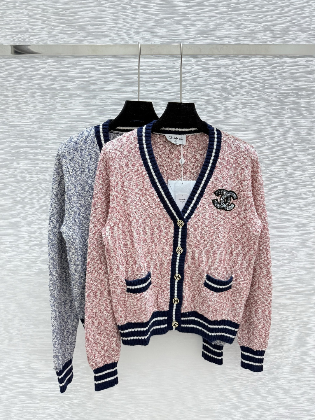 NO:487510,CH Home Early Autumn New Contrast V-neck Knitted Long Sleeve Cardigan Color Pink Blue Size 36.38.40,,alexander wang19860909CH家 早秋新款 撞色V领针织长袖开衫 颜色粉色 蓝色 尺码36.38.40,,alexander wang,Women's clothing