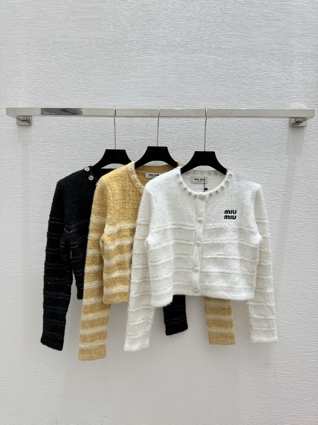 NO:489039,M Home Early Autumn New Striped Beaded Round Neck Knitted Long Sleeve Cardigan Color White Yellow Black Size 36.38.40,,alexander wang19860909M家 早秋新款 条纹钉珠圆领针织长袖开衫 颜色白色 黄色 黑色 尺码36.38.40,,alexander wang,Women's clothing