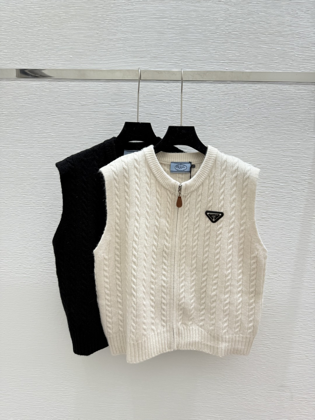 NO:489036,P home new summer style solid color simple knitted vest cardigan color white black size 36.38.40, alexander wang19860909P家 夏季新款 纯色简约针织背心开衫 颜色白色 黑色 尺码36.38.40,,alexander wang,Women's clothing