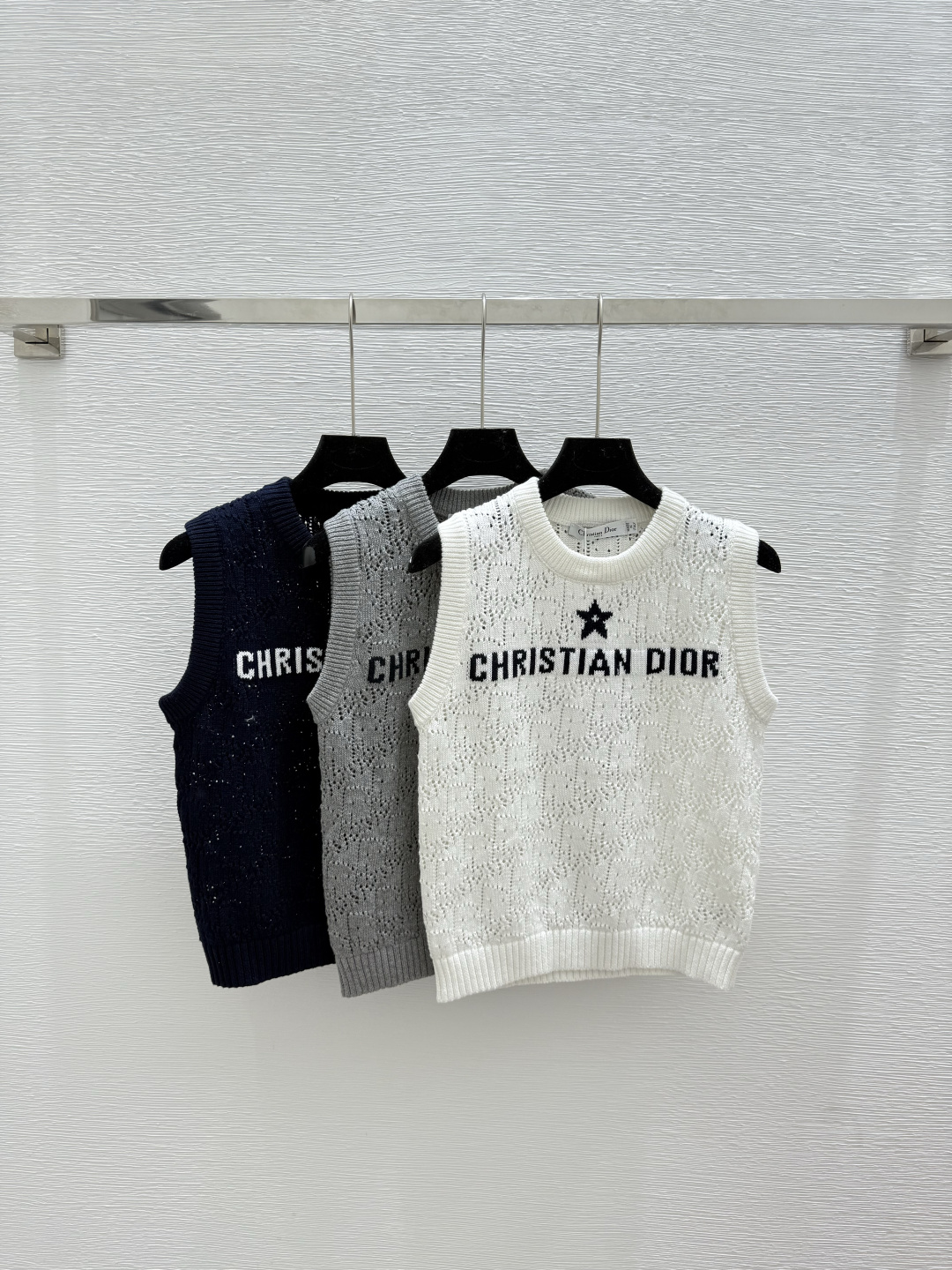 NO:489029,D Home Early Autumn New Five-pointed Star Letter Hollow Knitted Vest Color White Gray Royal Blue Size 36.38.40, Dior, Alexander wang19860909D家 早秋新款 五角星字母镂空针织背心 颜色白色 灰色 宝蓝 尺码36.38.40,,dior,alexander wang,Women's clothing