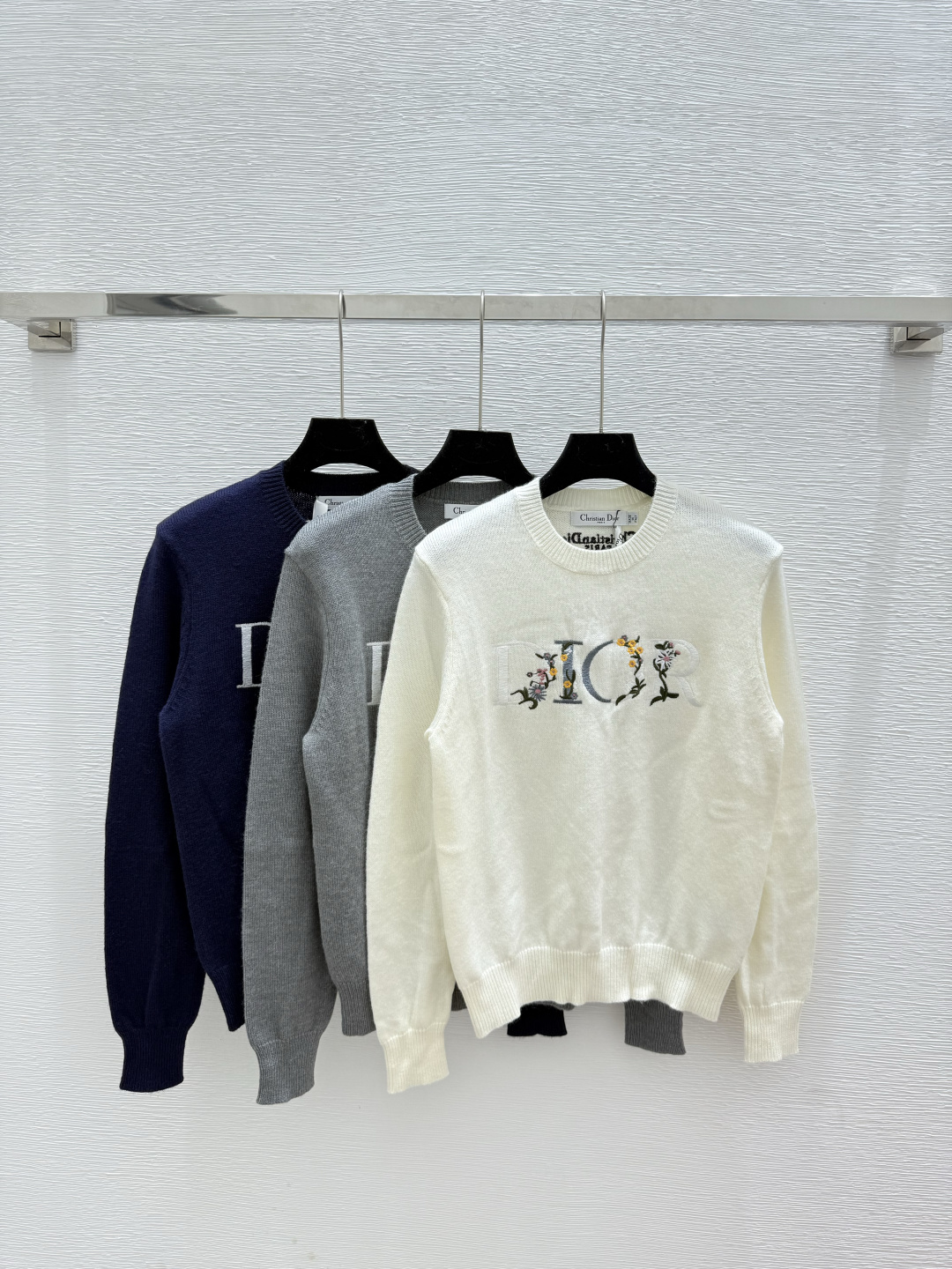 NO:489022,D Home Early Autumn New Floral Letter Embroidery Round Neck Knitted Long Sleeve Color White Gray Royal Blue Size 36.38.40, Dior, Alexander wang19860909D家 早秋新款 花卉字母刺绣圆领针织长袖 颜色白色 灰色 宝蓝 尺码36.38.40,,dior,alexander wang,Women's clothing