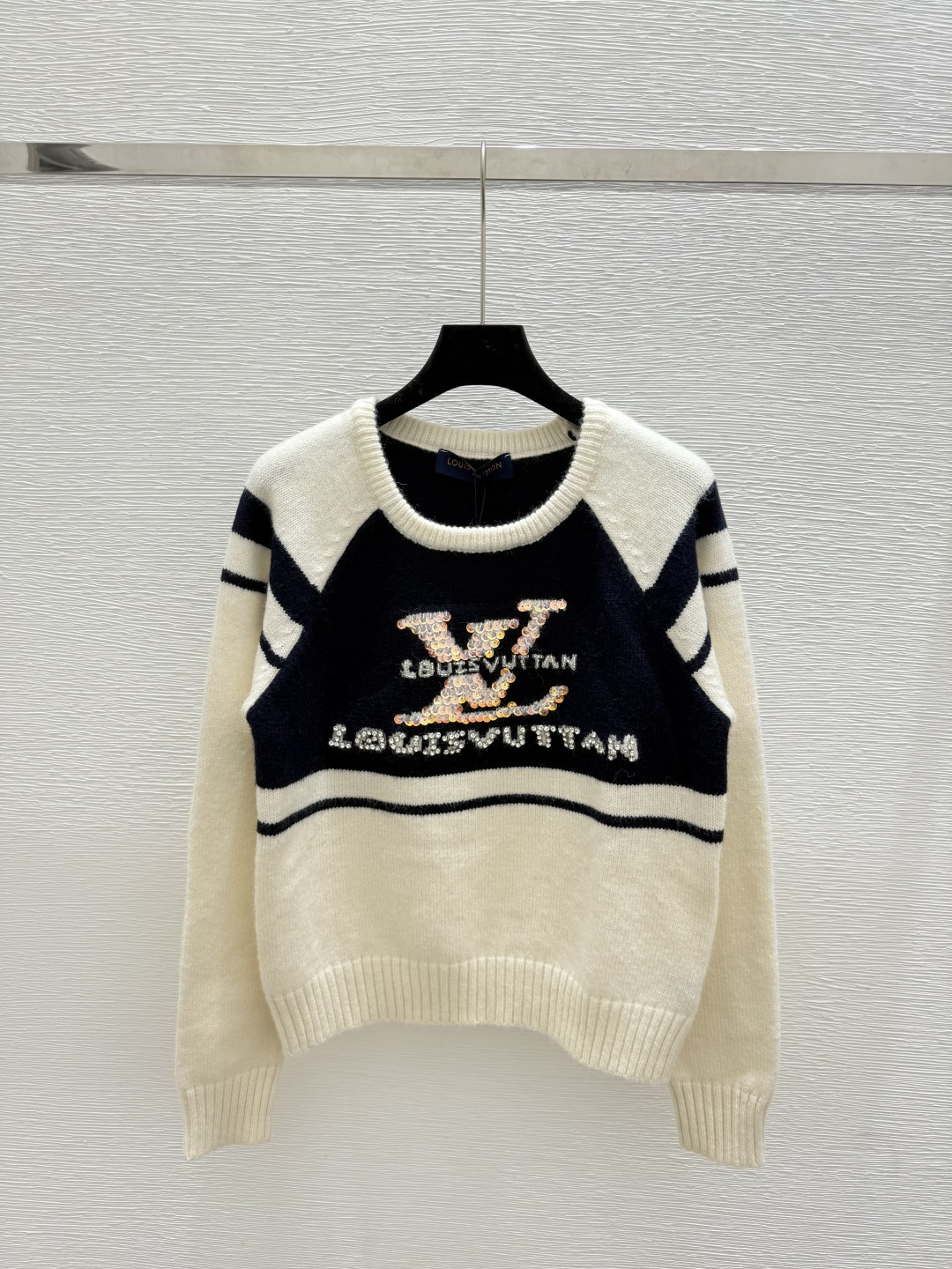 NO:492356,L Home Early Autumn New Style Contrast Color Beads Plate Round Neck Knitted Long Sleeve Color Apricot Size 36.38.40, Louis vuitton,alexander wang19860909L家 早秋新款 撞色钉珠珠片圆领针织长袖 颜色杏色 尺码36.38.40,,louis vuitton,alexander wang,Women's clothing