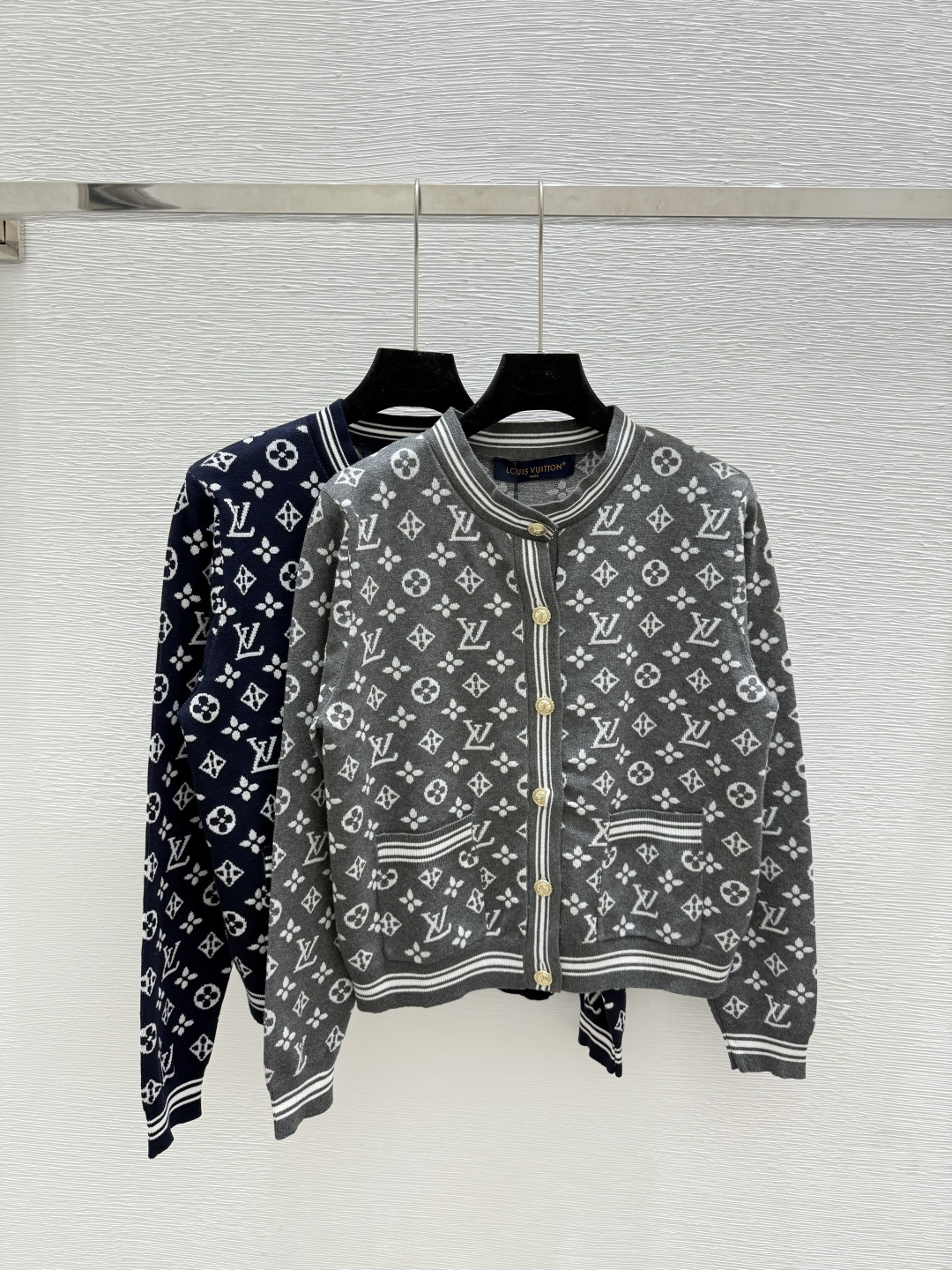 NO:492334,L Home Early Autumn New Style Old Flower Letter Round Neck Knitted Long Sleeve Cardigan Color Gray Royal Blue Size 36.38.40, louis vuitton,alexander wang19860909L家 早秋新款 老花字母圆领针织长袖开衫 颜色灰色 宝蓝 尺码36.38.40,,louis vuitton,alexander wang,Women's clothing