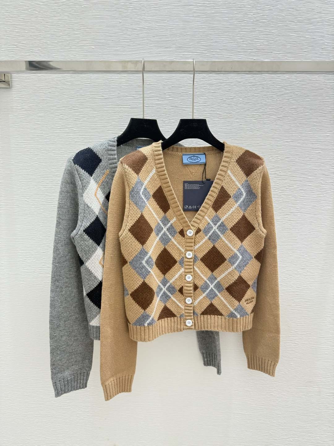 NO:492547,P home, early autumn new style, plaid striped V-neck knitted long-sleeved cardigan, color coffee, gray, size 36.38.40,,alexander wang19860909P家 早秋新款 格子条纹V领针织长袖开衫 颜色咖啡 灰色 尺码36.38.40,,alexander wang,Women's clothing