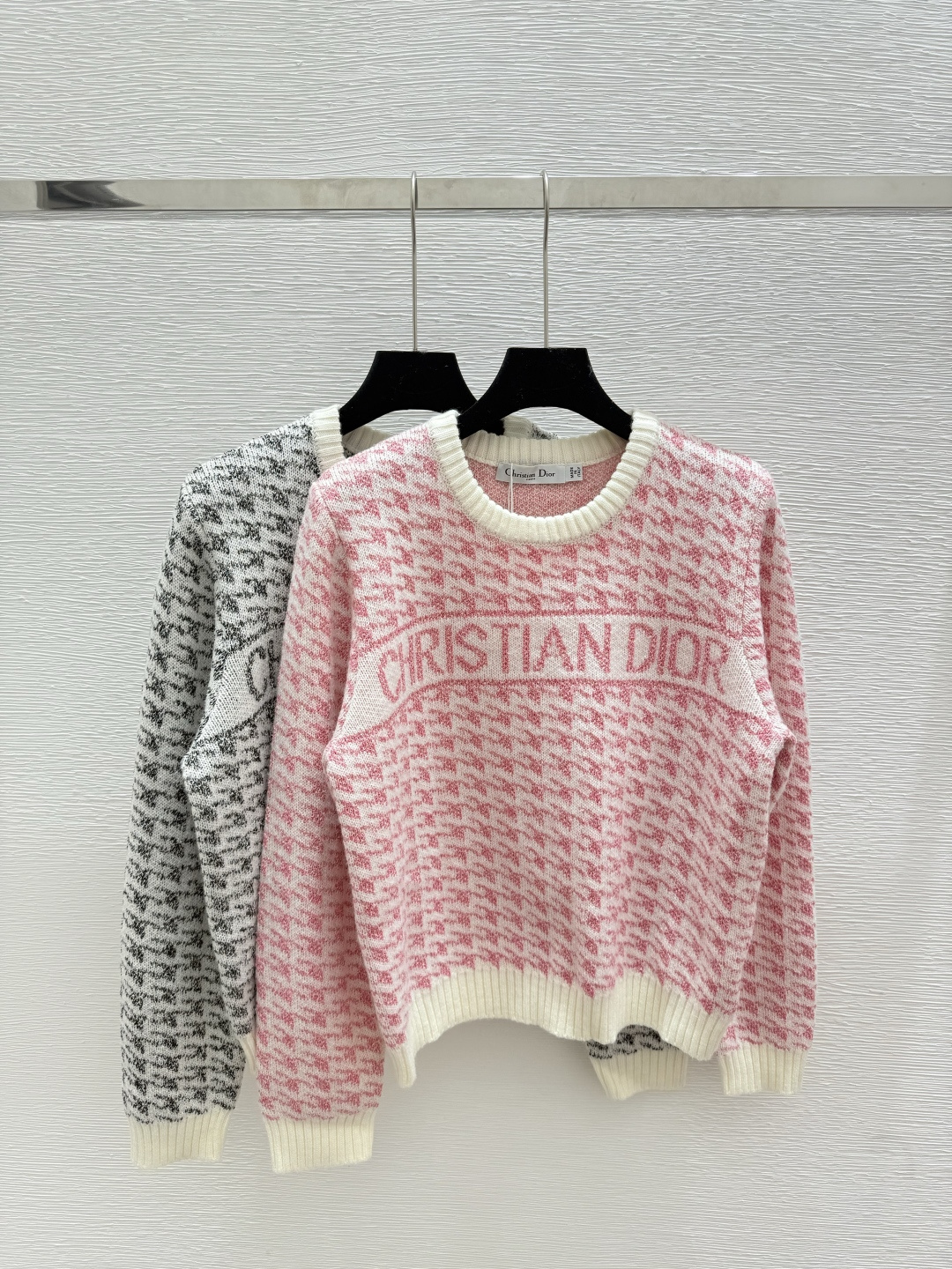 NO:492540,D Home Early Autumn New Contrast Letter Round Neck Knitted Long Sleeve Color Pink Black Size 36.38.40, Dior, Alexander wang19860909D家 早秋新款 撞色字母圆领针织长袖 颜色粉色 黑色 尺码36.38.40,,dior,alexander wang,Women's clothing