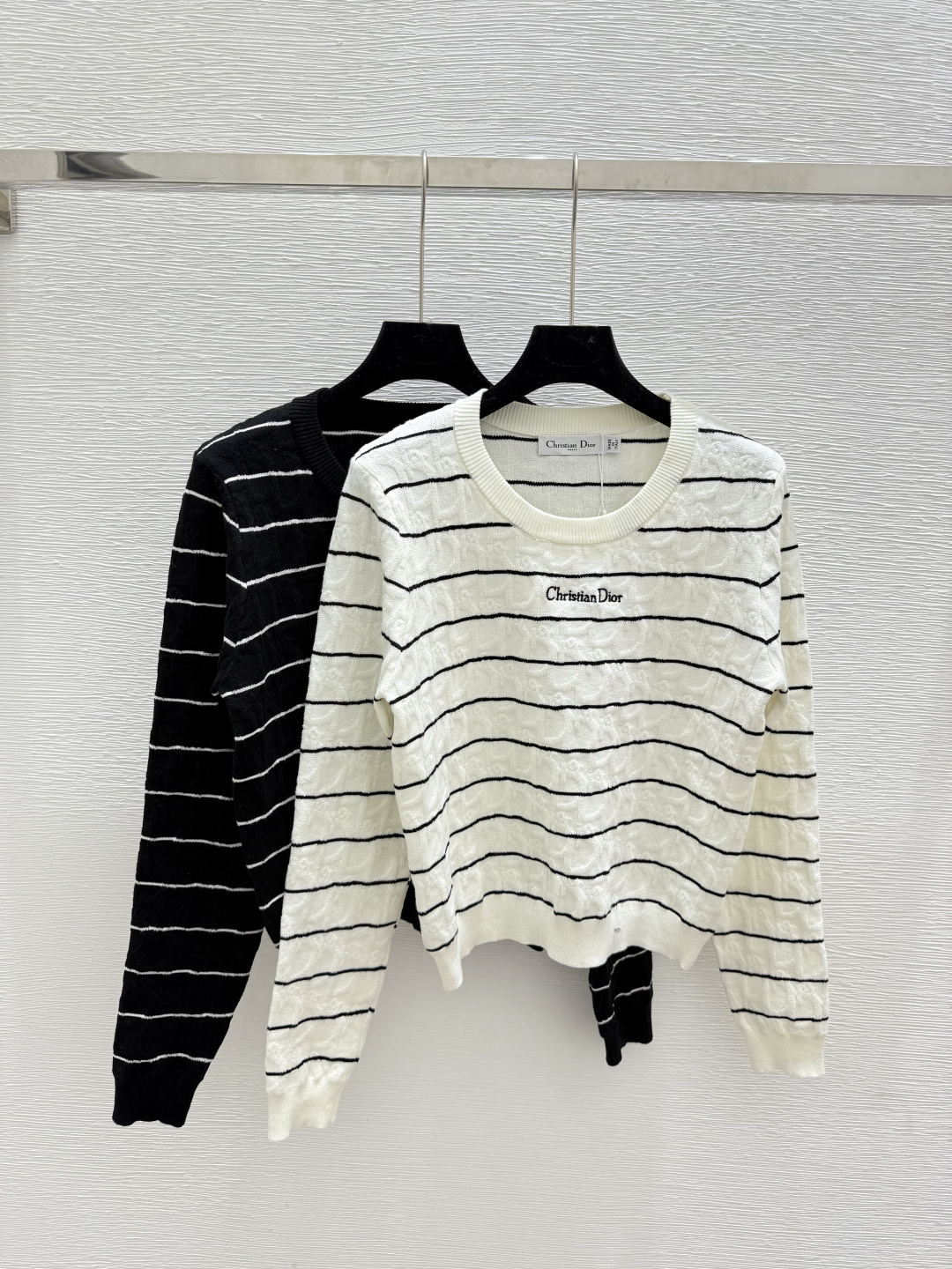 NO:492516,D Home Early Autumn New Style Contrast Striped Round Neck Knitted Long Sleeve Color White Black Size 36.38.40, Dior, Alexander wang19860909D家 早秋新款 撞色条纹圆领针织长袖 颜色白色 黑色 尺码36.38.40,,dior,alexander wang,Women's clothing