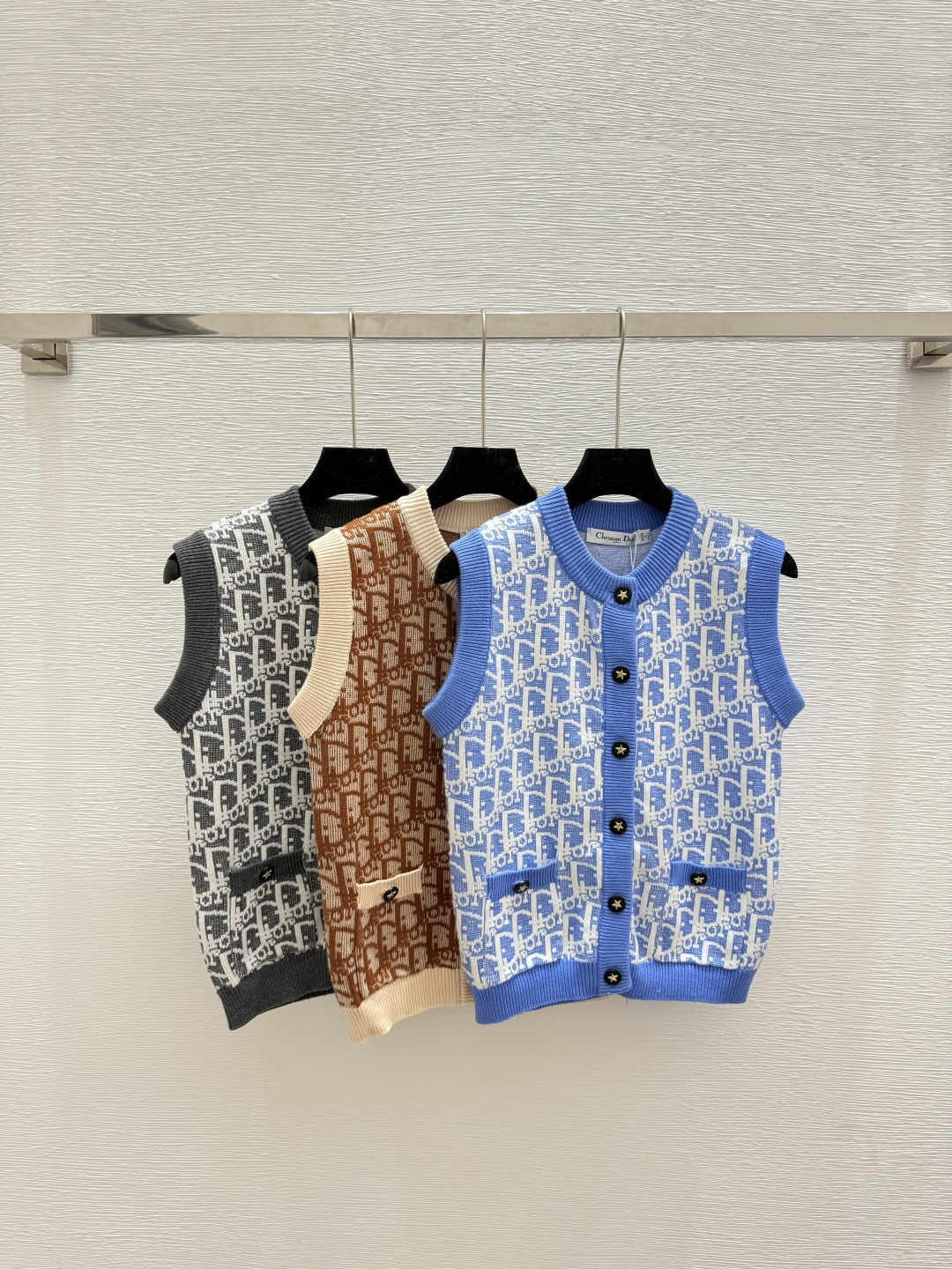 NO:492502,D Home New Summer Style Presbyterian Letter Round Neck Knitted Vest Cardigan Color Blue Coffee Gray Size 36.38.40, Dior, Alexander wang19860909D家 夏季新款 老花字母圆领针织背心开衫 颜色蓝色 咖啡 灰色 尺码36.38.40,,dior,alexander wang,Women's clothing