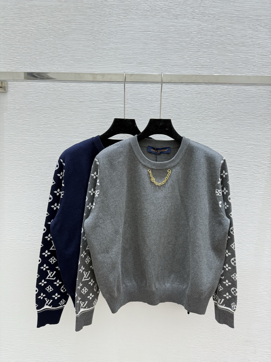 NO:494326,L Home Early Autumn New Style Chain Presbyterian Round Neck Knitted Long Sleeve Color Gray Royal Blue Size 36.38.40, louis vuitton,alexander wang19860909L家 早秋新款 链条老花圆领针织长袖 颜色灰色 宝蓝 尺码36.38.40,,louis vuitton,alexander wang,Women's clothing