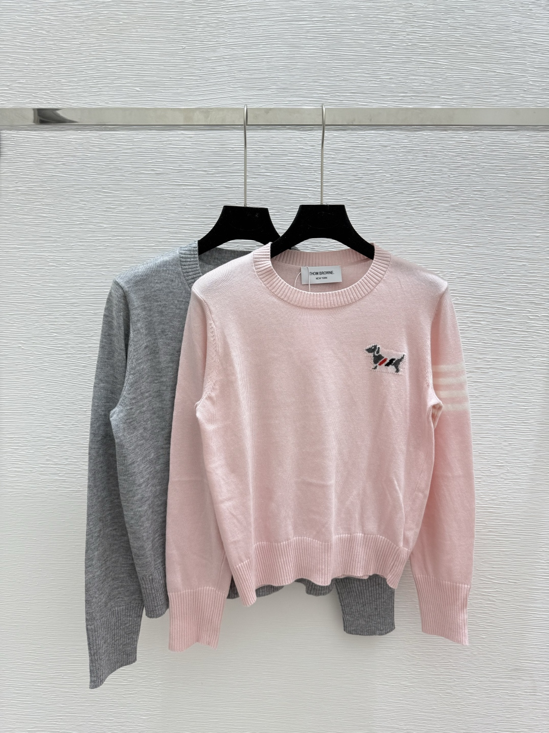 NO:494322,TB Home Early Autumn New Style, Dog Round Neck Knitted Long Sleeves, Color Pink, Gray, Size 36.38.40,,alexander wang19860909TB家 早秋新款 背后腊肠小狗圆领针织长袖 颜色粉色 灰色 尺码36.38.40,,alexander wang,Women's clothing