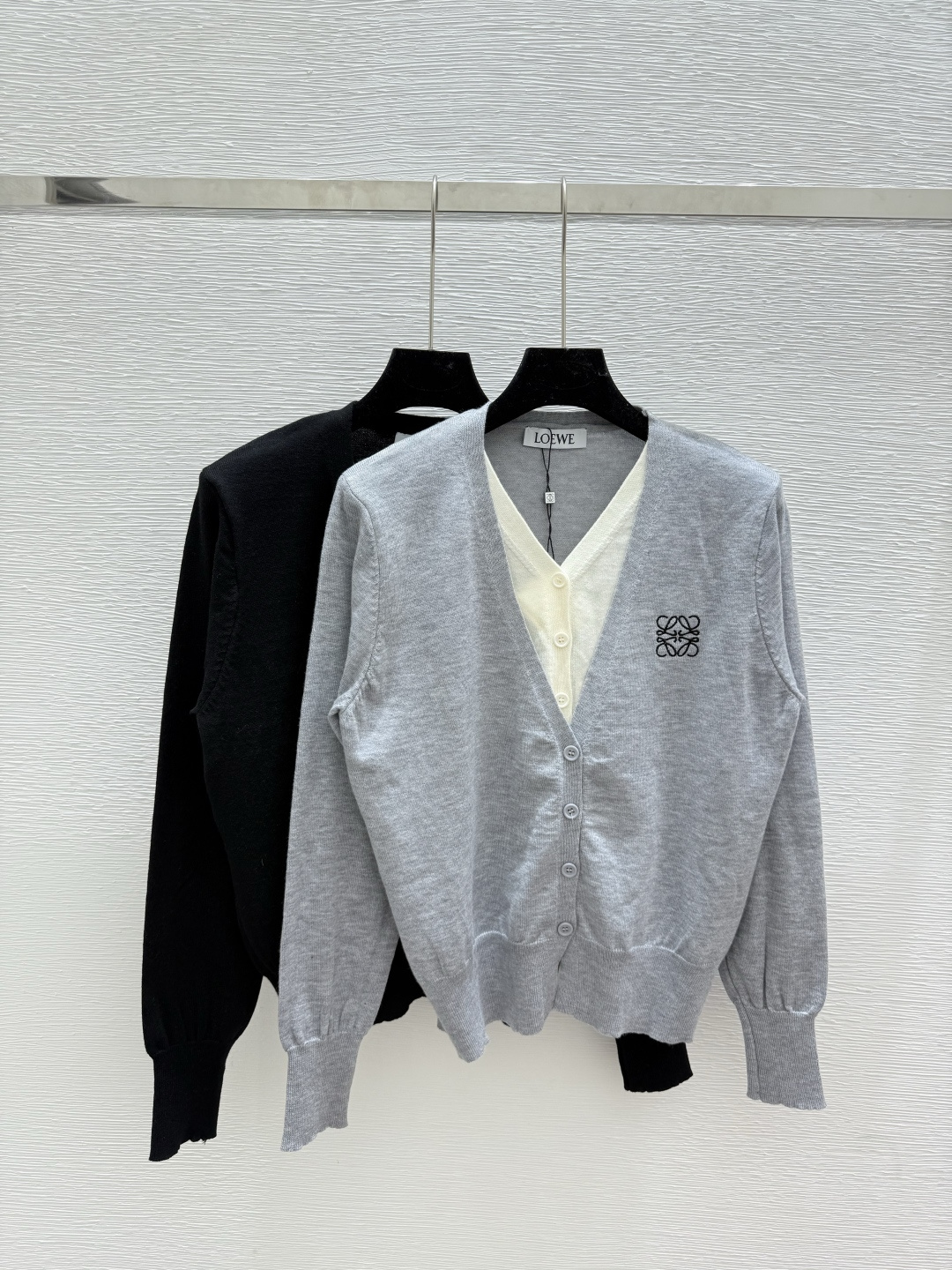NO:494310,LO Home Early Autumn New Style Color-blocking Fake Two-piece V-neck Knitted Long Sleeve Cardigan Color Gray Black Size 36.38.40, Alexander wang19860909LO家 早秋新款 拼色假两件V领针织长袖开衫 颜色灰色 黑色 尺码36.38.40,,alexander wang,Women's clothing