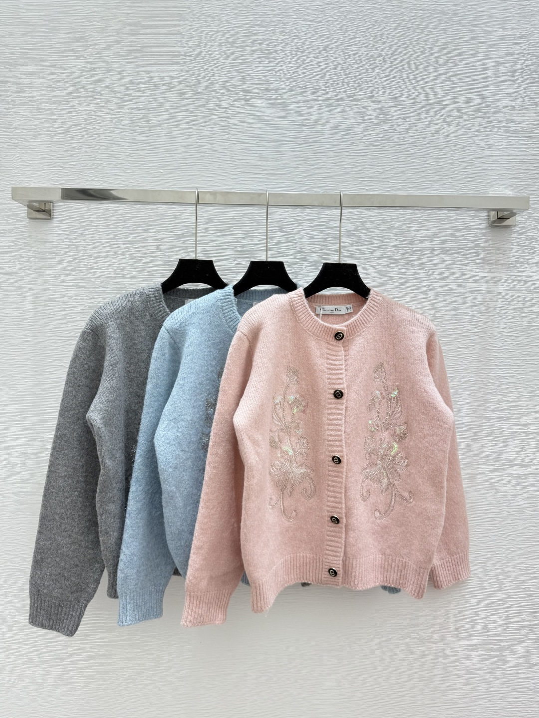 NO:494296,D Home Early Autumn New Flower Beads Plate Beads Round Neck Knitted Long Sleeve Cardigan Color Pink Green Gray Size 36.38.40, Dior, Alexander wang19860909D家 早秋新款 花朵珠片钉珠圆领针织长袖开衫 颜色粉色 绿色 灰色 尺码36.38.40,,dior,alexander wang,Women's clothing