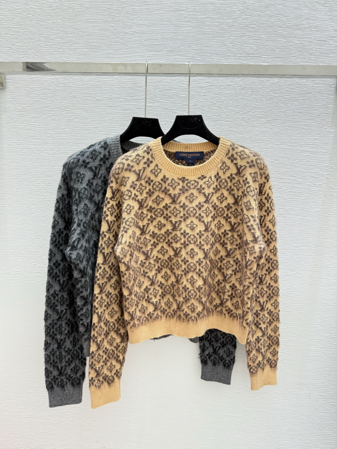 NO:495715,L Home Early Autumn New Style Old-fashioned Alphabet Jacquard Round Neck Knitted Long Sleeve Color Coffee Gray Size 36.38.40, louis vuitton,alexander wang19860909L家 早秋新款 老花字母提花圆领针织长袖 颜色咖啡 灰色 尺码36.38.40,,louis vuitton,alexander wang,Women's clothing