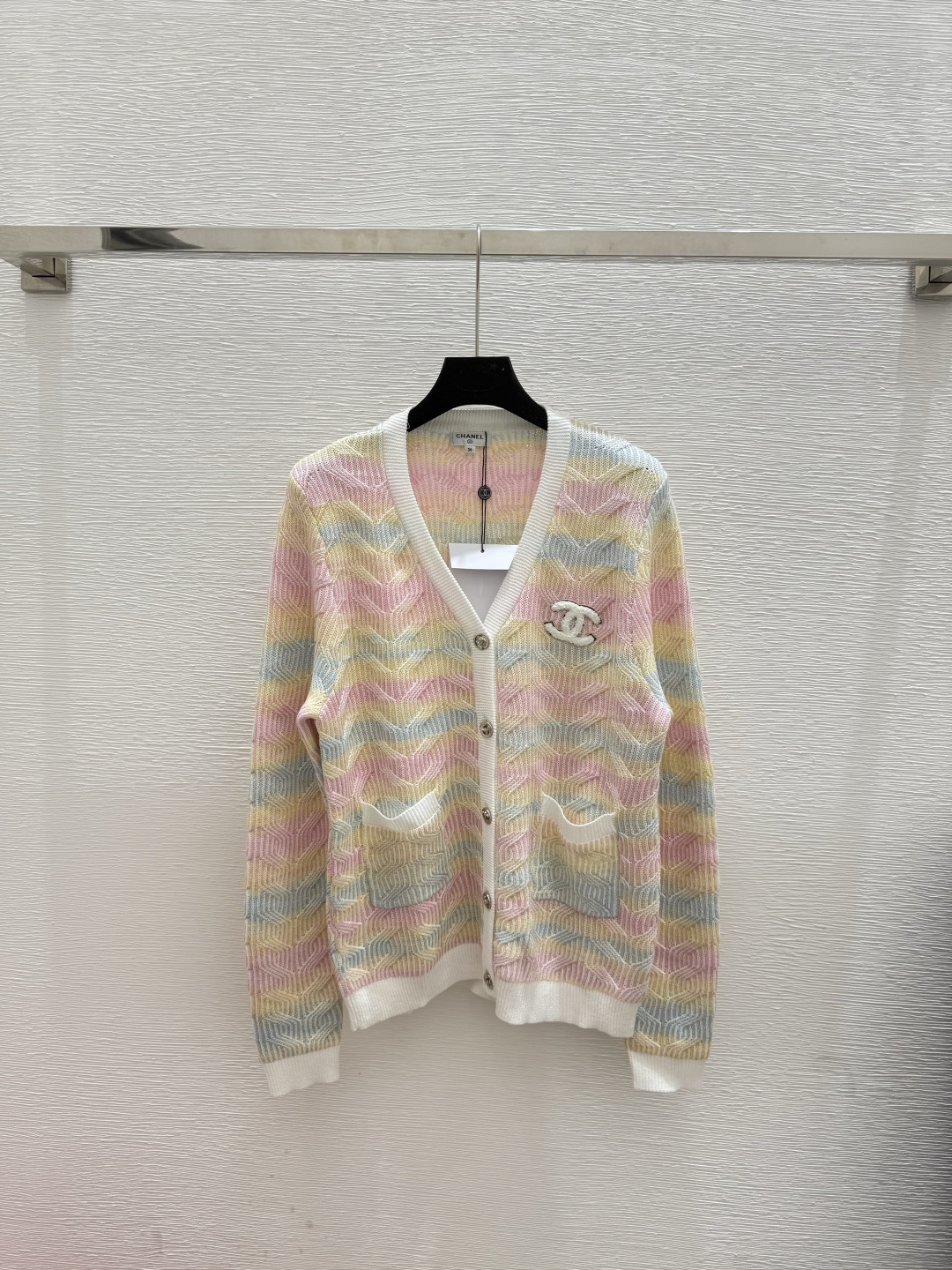 NO:495703,CH Home Early Autumn New Contrast Striped V-neck Knitted Long Sleeve Cardigan Color Pink Size 36.38.40,,alexander wang19860909CH家 早秋新款 撞色条纹V领针织长袖开衫 颜色粉色 尺码36.38.40,,alexander wang,Women's clothing
