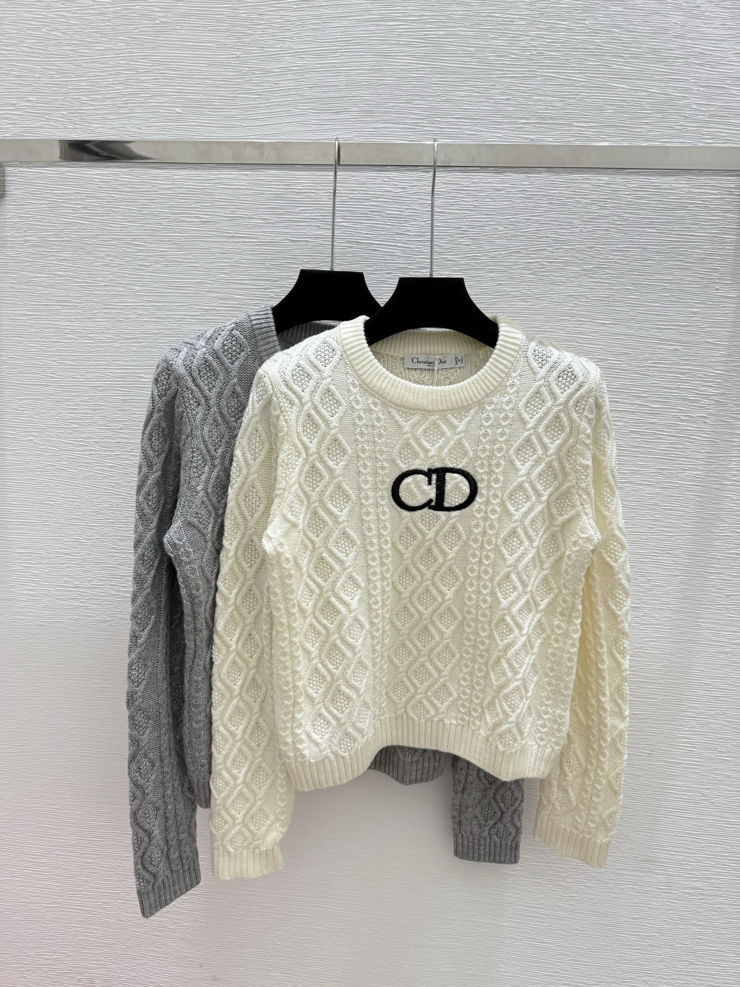 NO:499037,D Home Early Autumn New Style Solid Color Three-dimensional Pattern Round Neck Knitted Long Sleeve Color White Gray Size 36.38.40, Dior, Alexander Wang19860909D家 早秋新款 纯色立体花纹圆领针织长袖 颜色白色 灰色 尺码36.38.40,,dior,alexander wang,Women's clothing
