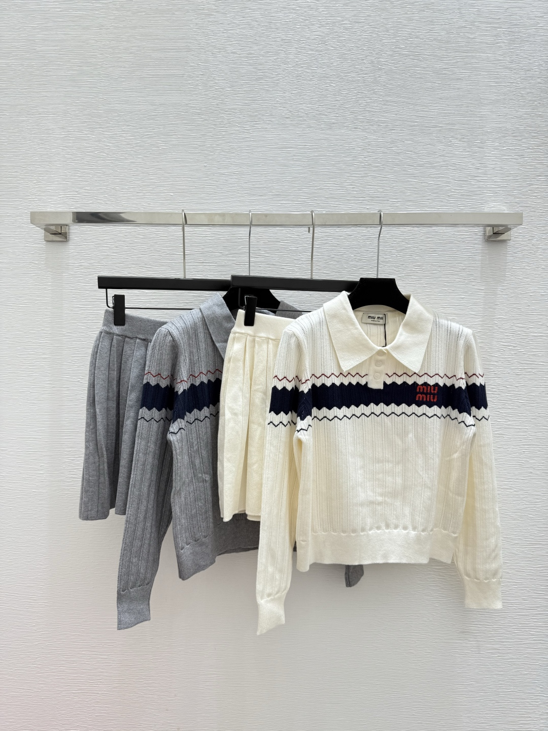 NO:500555,M Home Early Autumn New Contrast Striped Lapel Knit Set Color White Gray Size 36.38.40,,alexander wang19860909M家 早秋新款 撞色条纹翻领针织套装 颜色白色 灰色 尺码36.38.40,,alexander wang,Women's clothing