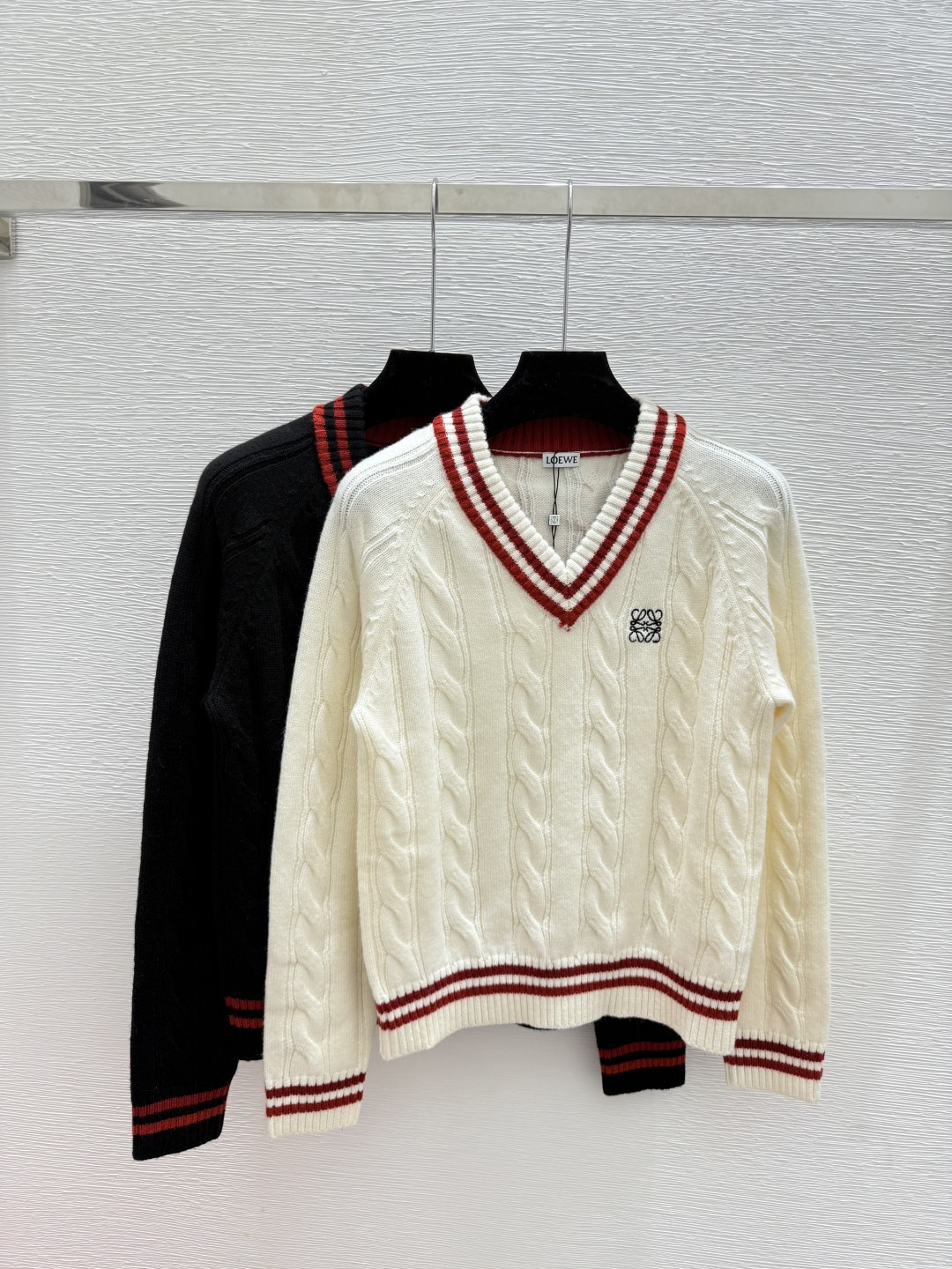 NO:500552,LO Home Early Autumn New Contrast Striped V-neck Knit Long Sleeve Color White Black Size 36.38.40, Alexander wang19860909LO家 早秋新款 撞色条纹V领针织长袖 颜色白色 黑色 尺码36.38.40,,alexander wang,Women's clothing