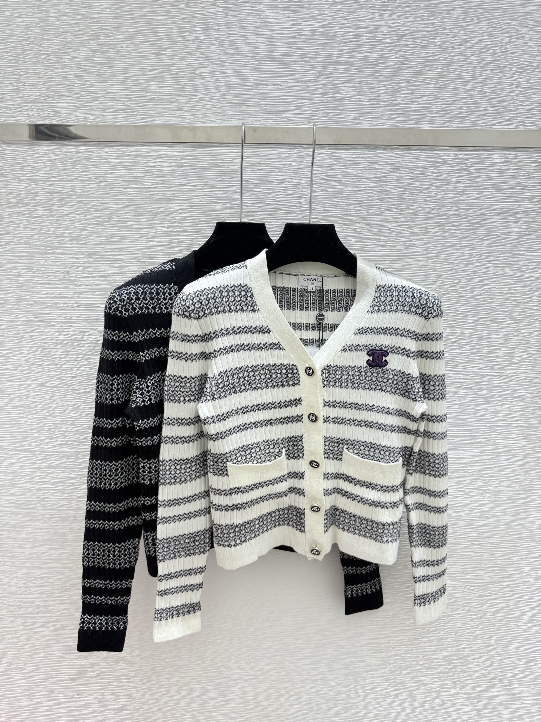 NO:500551,CH Home Early Autumn New Contrast Striped V-neck Knitted Long Sleeve Cardigan Color White Black Size 36.38.40,,alexander wang19860909CH家 早秋新款 撞色条纹V领针织长袖开衫 颜色白色 黑色 尺码36.38.40,,alexander wang,Women's clothing