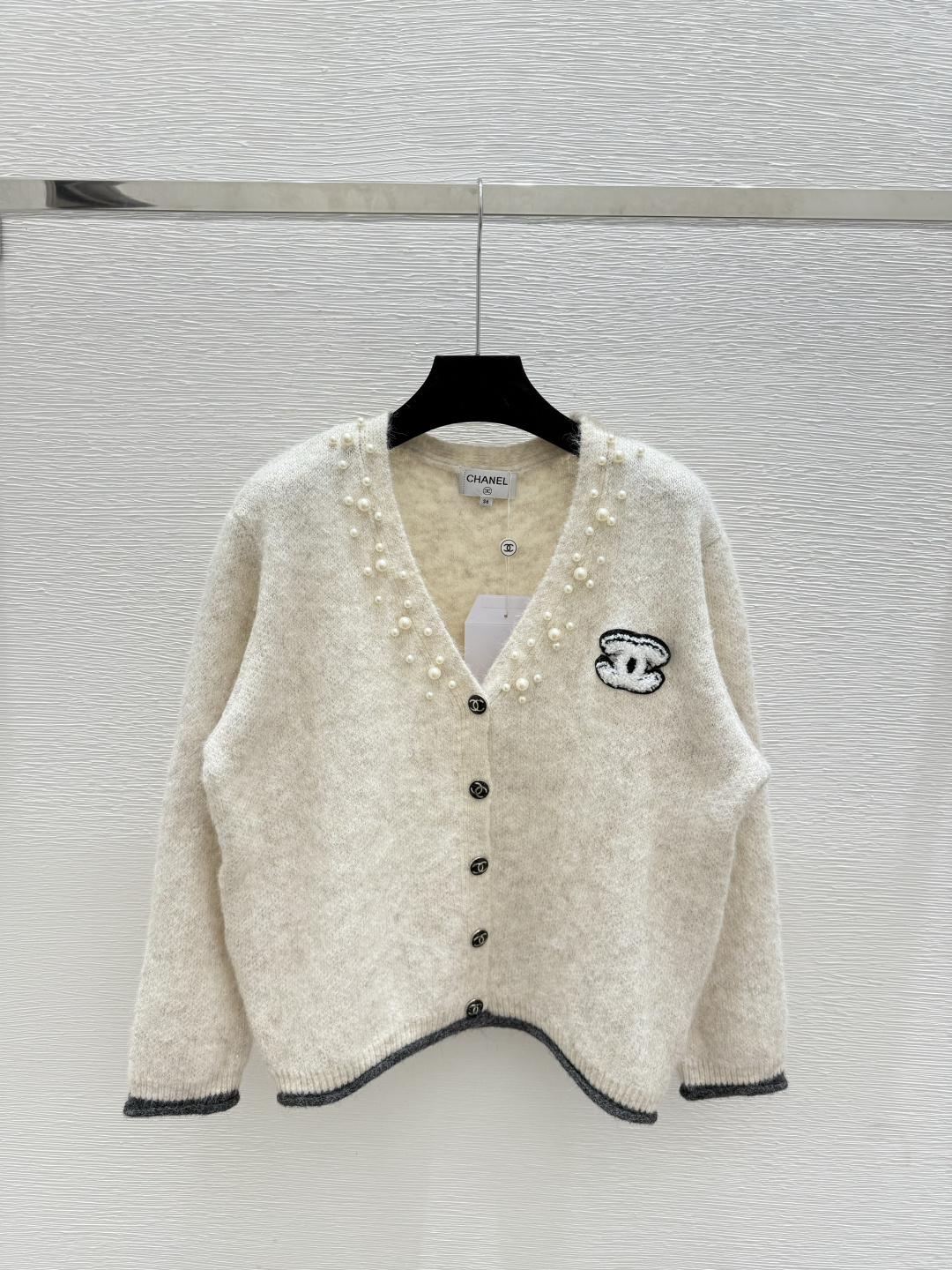 NO:502309,CH Home Early Autumn New Color Patch Beaded V-neck Knitted Long Sleeve Cardigan Color White Size 36.38.40, Alexander wang19860909CH家 早秋新款 拼色钉珠V领针织长袖开衫 颜色白色 尺码36.38.40,,alexander wang,Women's clothing