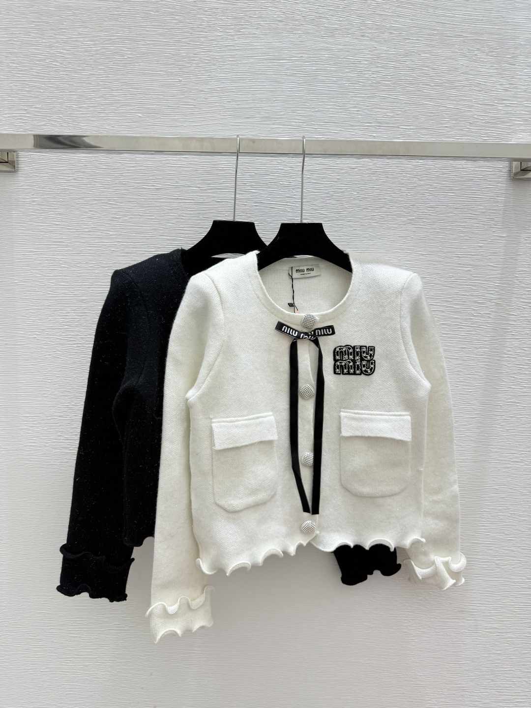 NO:502275,M Home Early Autumn New Ruffle Bow Round Neck Knitted Long Sleeve Cardigan Color White Black Size 36.38.40,,alexander wang19860909M家 早秋新款 荷叶边蝴蝶结圆领针织长袖开衫 颜色白色 黑色 尺码36.38.40,,alexander wang,Women's clothing