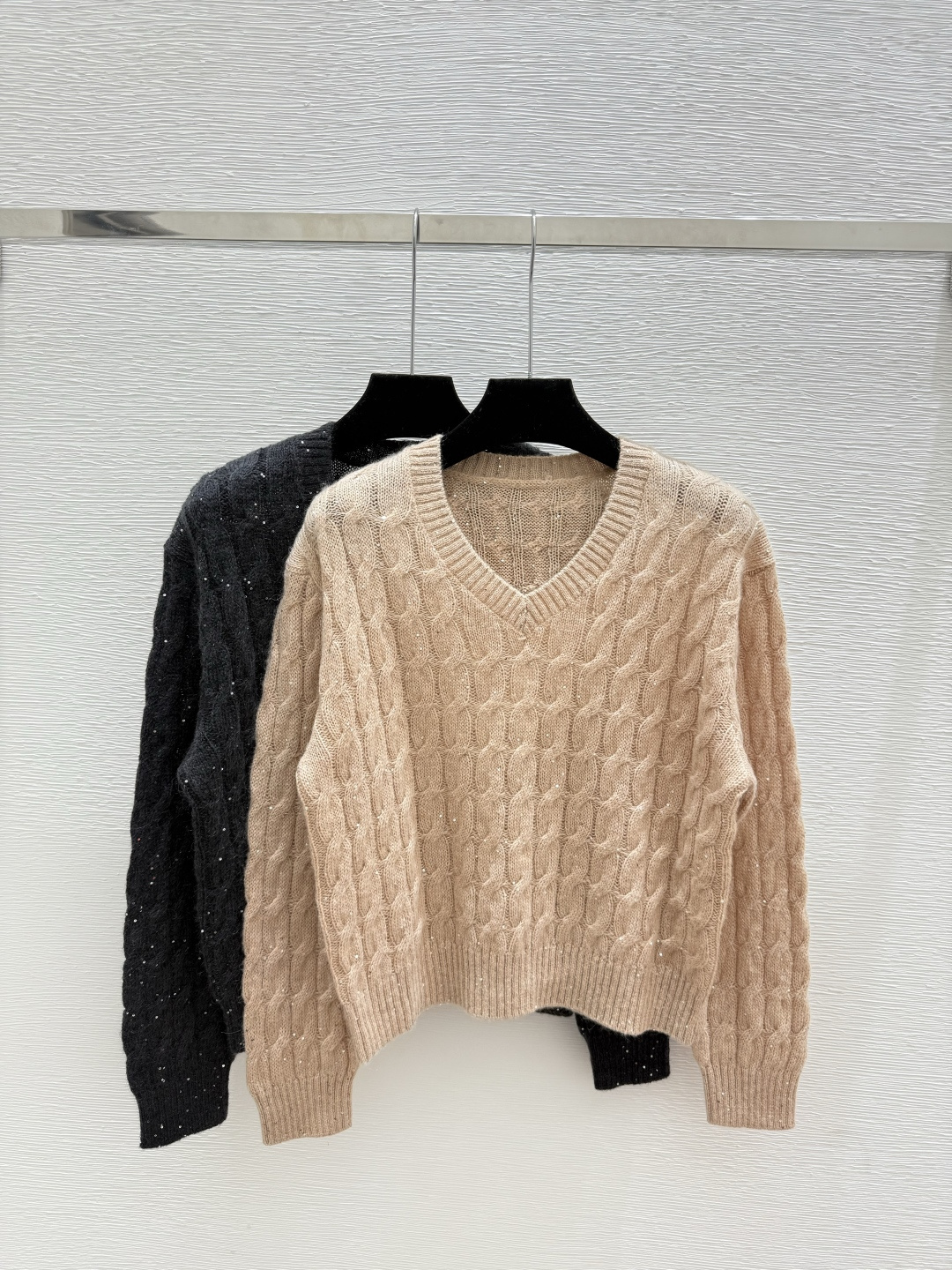 NO:502267,BC Home Early Autumn New Style Beaded Hollow V-neck Knitted Long Sleeve Color Khaki Gray Size 36.38.40, Chanel, Alexander wang19860909BC家 早秋新款 珠片镂空V领针织长袖 颜色卡其 灰色 尺码36.38.40,,chanel,alexander wang,Women's clothing