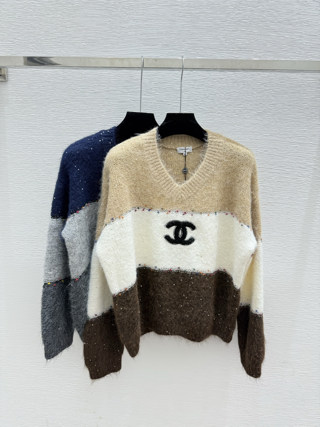 NO:502262,CH Home Early Autumn New Contrast Beads Hollow V-neck Knit Long Sleeve Color Khaki Blue Size 36.38.40, alexander wang19860909CH家 早秋新款 撞色珠片镂空V领针织长袖 颜色卡其 宝蓝 尺码36.38.40,,alexander wang,Women's clothing