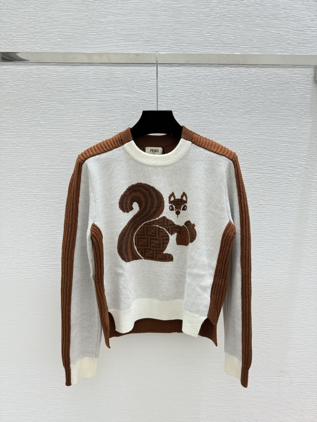 NO:503266,F Home Early Autumn New Colorblock Squirrel Jacquard Round Neck Knitted Long Sleeve Color Coffee Size 36.38.40, Fendi, Alexander Wang19860909F家 早秋新款 拼色松鼠提花圆领针织长袖 颜色咖啡 尺码36.38.40,,fendi,alexander wang,Women's clothing