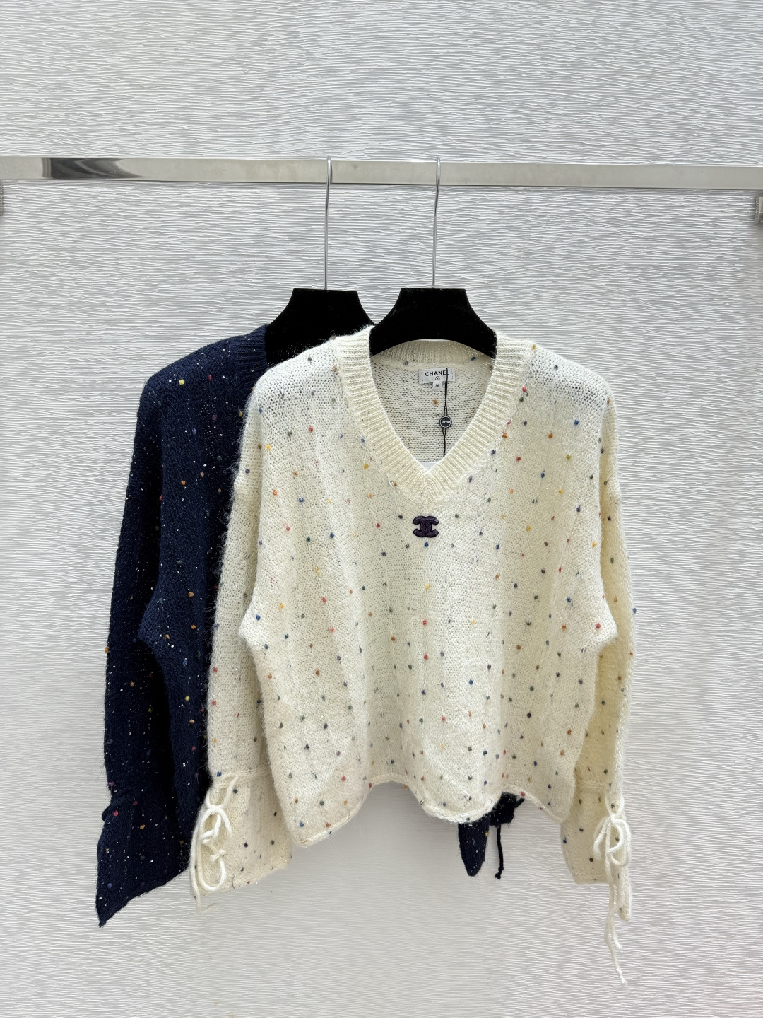 NO:503256,CH Home Early Autumn New Style Xiaoxiang Fengbo Dot Hollow V-neck Knit Long Sleeve Color White Royal Blue Size 36.38.40, alexander wang19860909CH家 早秋新款 小香风波点镂空V领针织长袖 颜色白色 宝蓝 尺码36.38.40,,alexander wang,Women's clothing