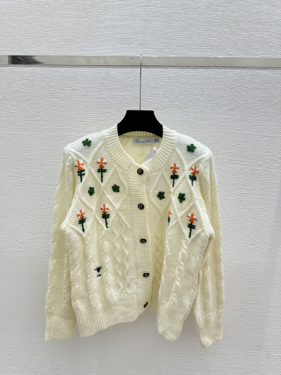 NO:503232,D Home Early Autumn New Three-dimensional Floral Embroidery Round Neck Knitted Long Sleeve Cardigan Color White Size 36.38.40, Dior, Alexander wang19860909D家 早秋新款 立体花卉刺绣圆领针织长袖开衫 颜色白色 尺码36.38.40,,dior,alexander wang,Women's clothing