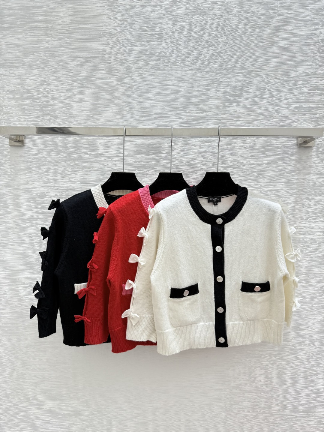 NO:505036,CH Home Early Autumn New Three-dimensional bow color-blocked round neck knitted long-sleeved cardigan Color White Red Black Size 36.38.40,,alexander wang19860909CH家 早秋新款 立体蝴蝶结拼色圆领针织长袖开衫 颜色白色 红色 黑色 尺码36.38.40,,alexander wang,Women's clothing