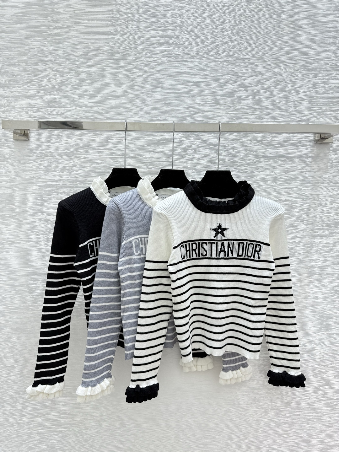 NO:505024,D Home Early Autumn New Ruffled Five-pointed Star Letter Striped Round Neck Knitted Long Sleeve Color White Gray Black Size 36.38.40, Dior, Alexander wang19860909D家 早秋新款 荷叶边五角星字母条纹圆领针织长袖 颜色白色 灰色 黑色 尺码36.38.40,,dior,alexander wang,Women's clothing