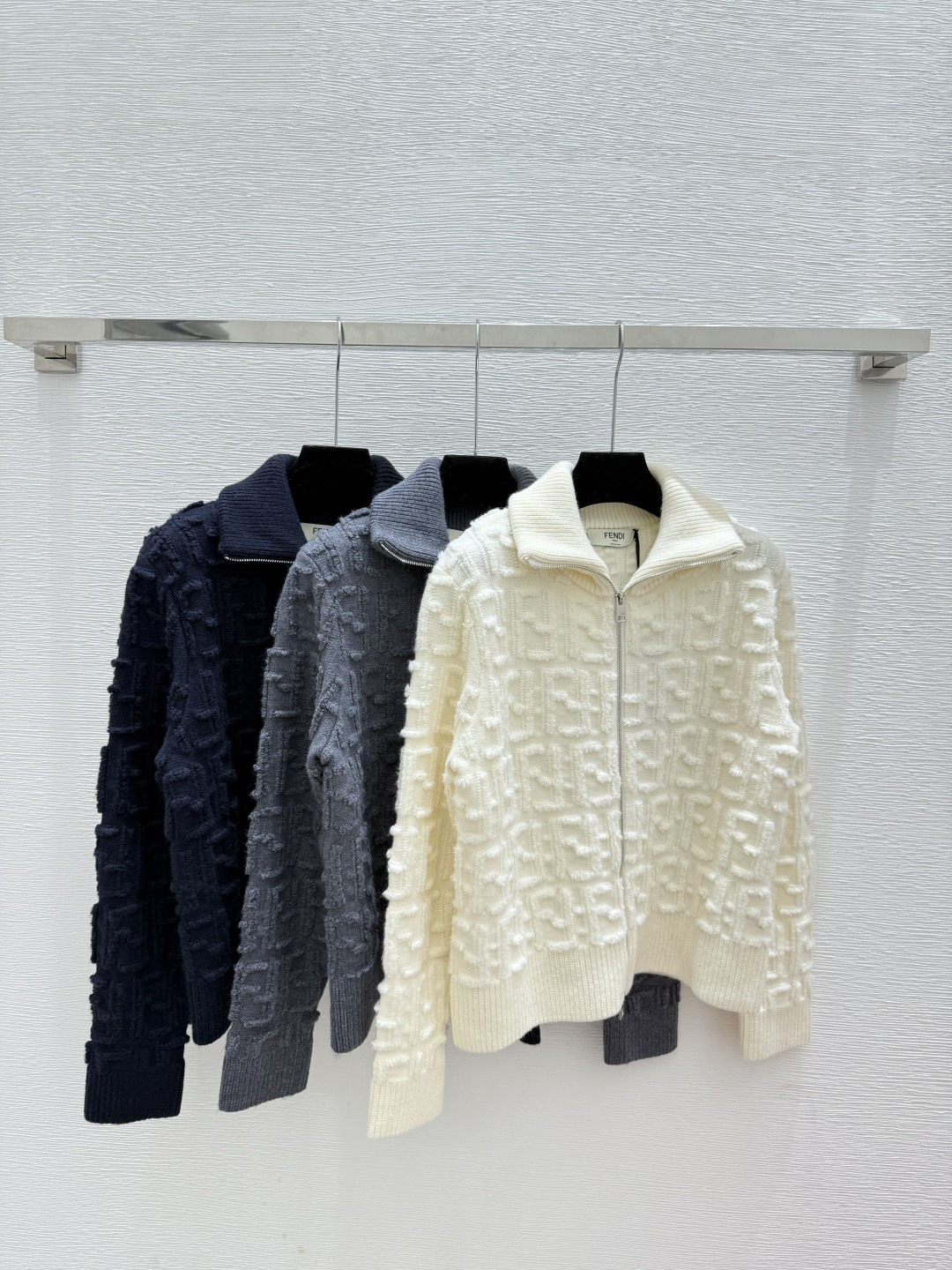 NO:505015,F Home Early Autumn New Style Old-fashioned Alphabet Jacquard Lapel Knitted Long Sleeve Cardigan Color White Gray Royal Blue Size 36.38.40, Fendi,alexander wang19860909F家 早秋新款 老花字母提花翻领针织长袖开衫 颜色白色 灰色 宝蓝 尺码36.38.40,,fendi,alexander wang,Women's clothing