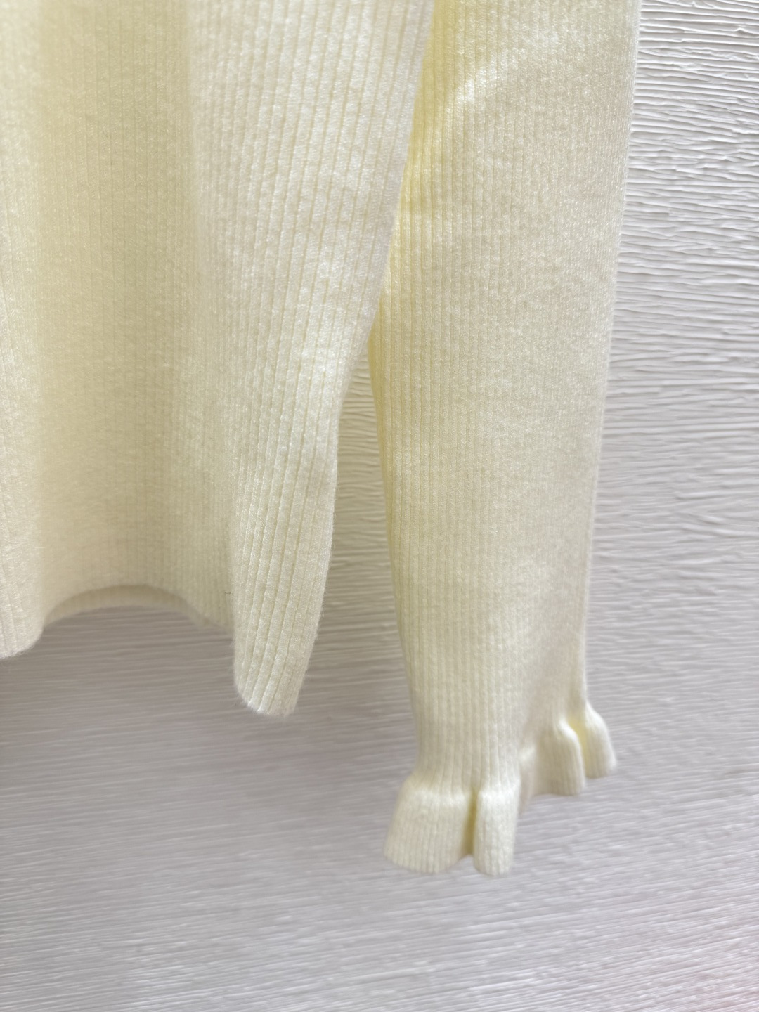 🆕LO家🆕 早秋新款 荷叶边翻领针织长袖颜色：白色 粉色 黑色尺码：36.38.40